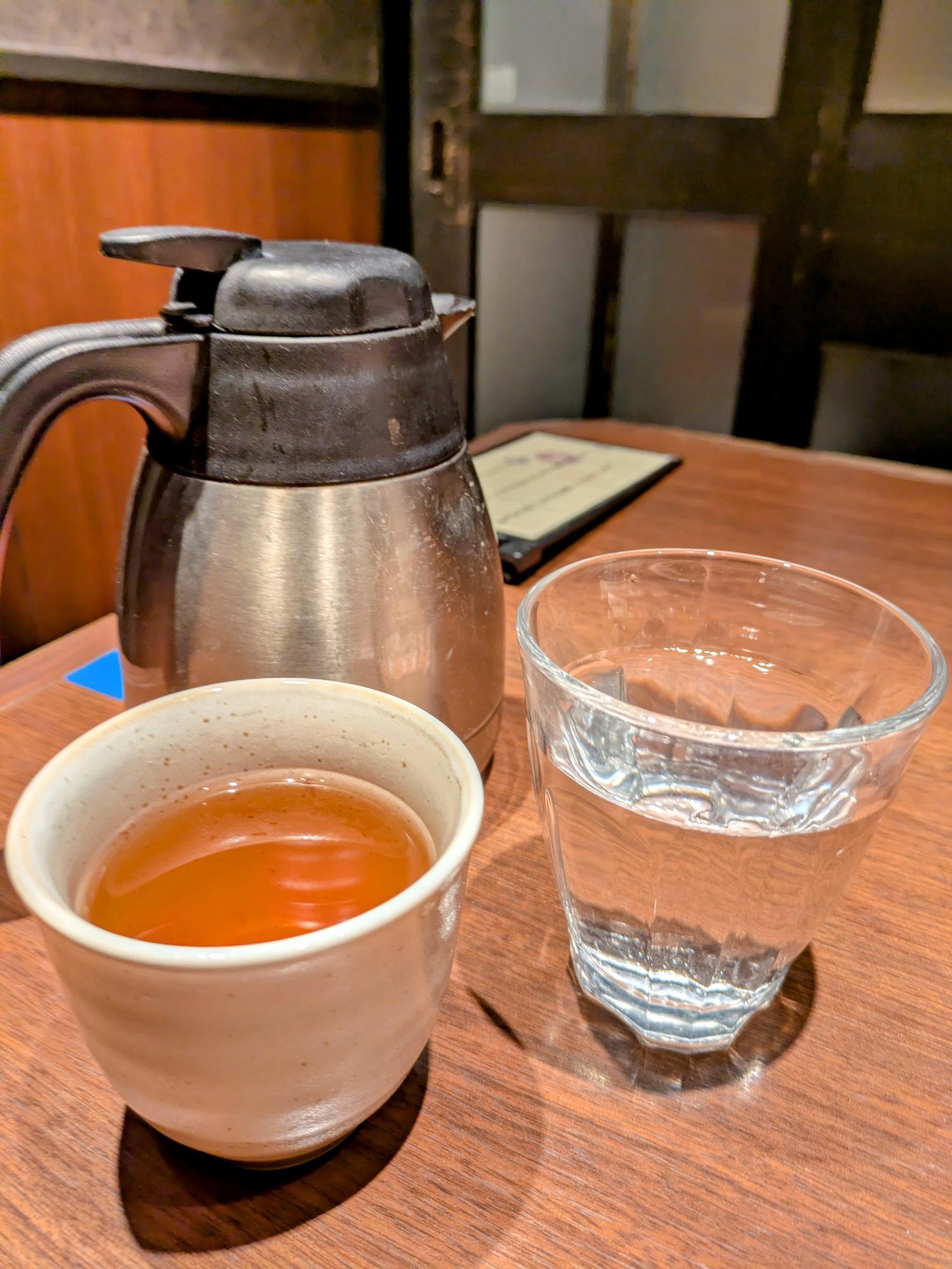 お茶とお水をいただきました