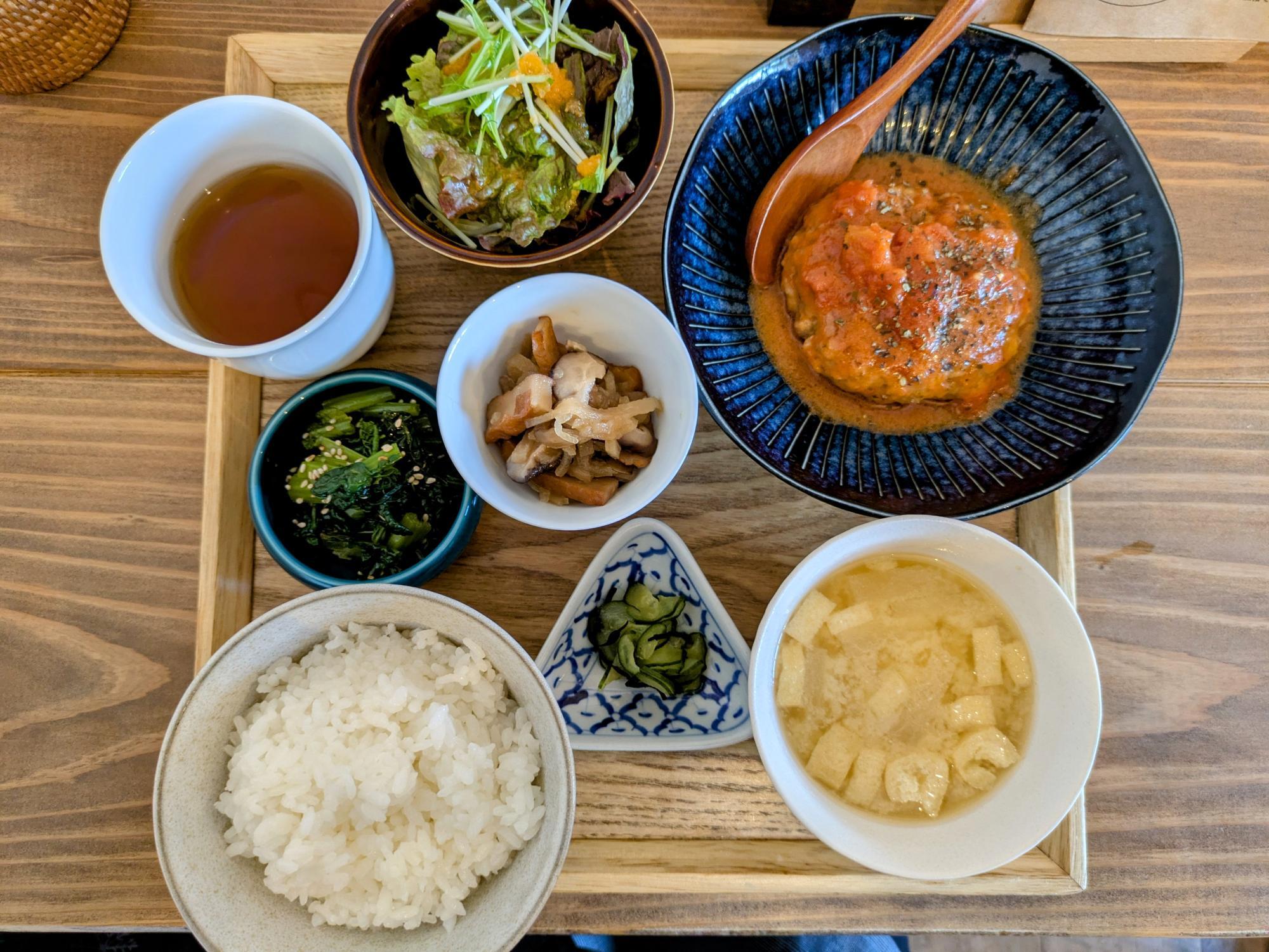トマトバジルソースハンバーグ