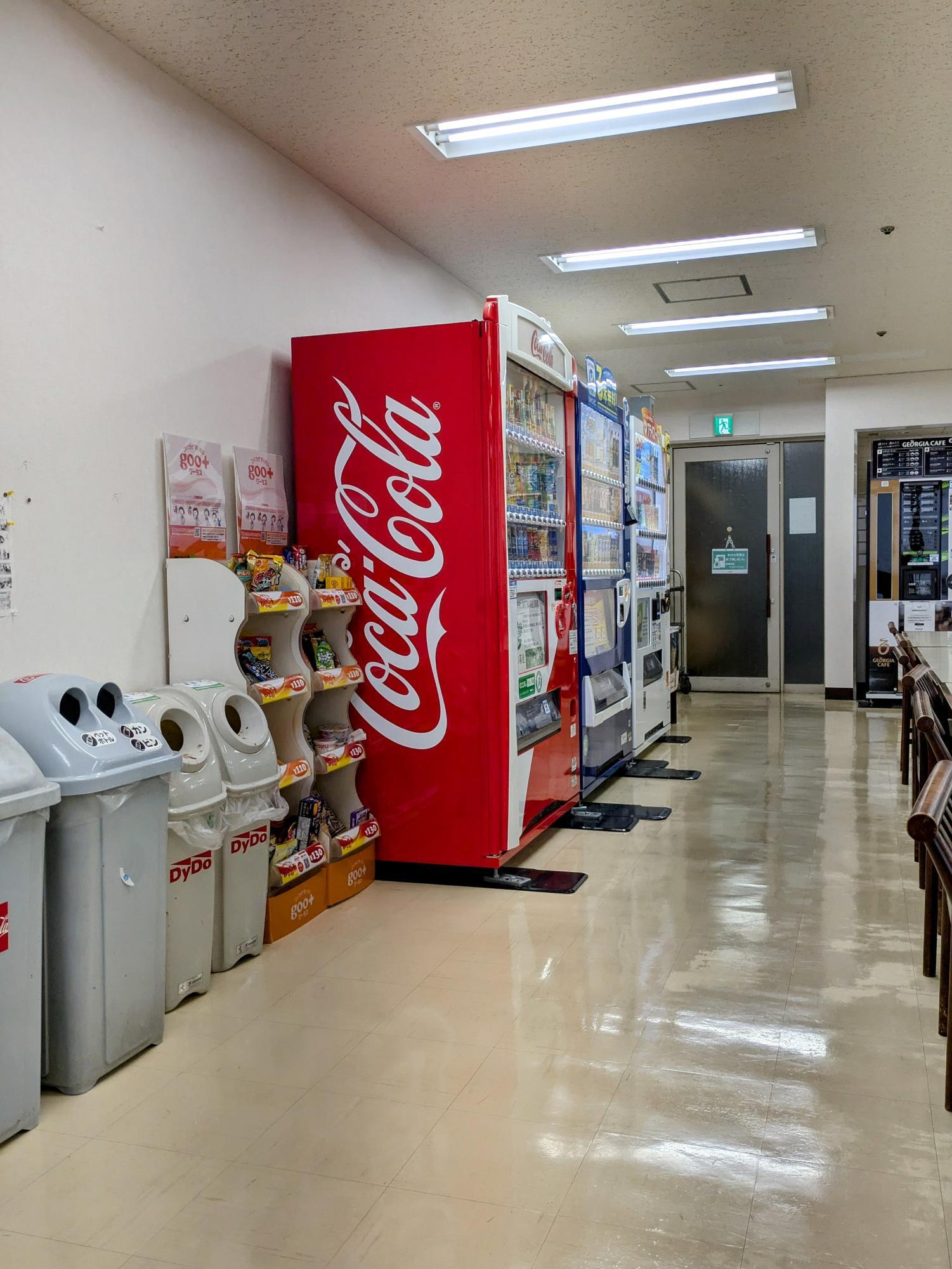 自販機やお菓子も売ってます