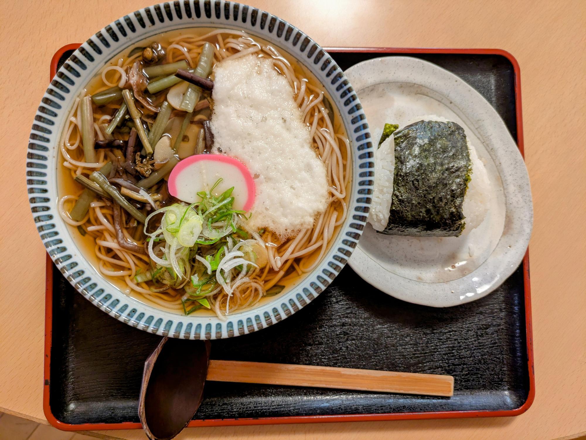 山菜とろろそばのビジュがヤバい