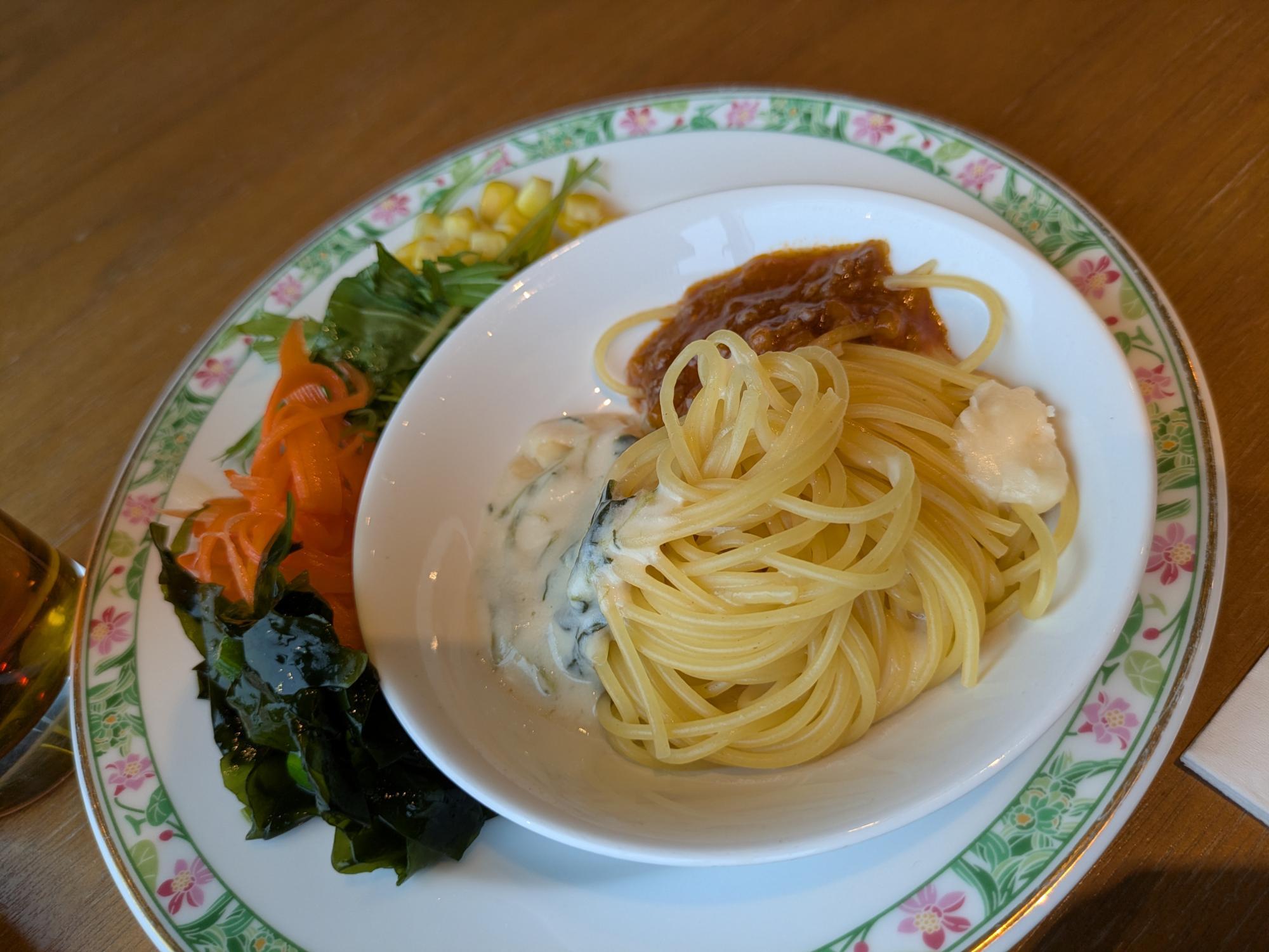 サラダとパスタもGETです