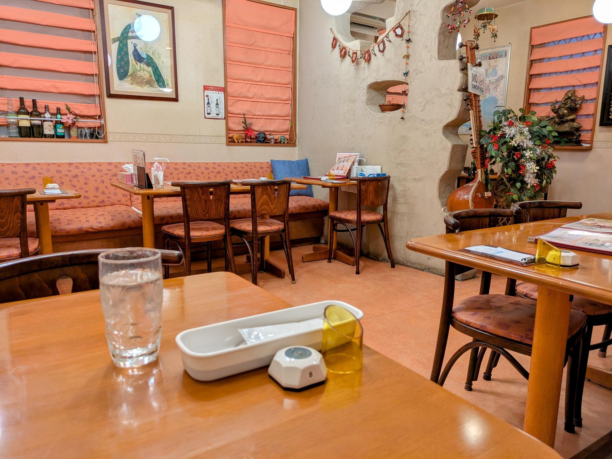 暖色系の店内
