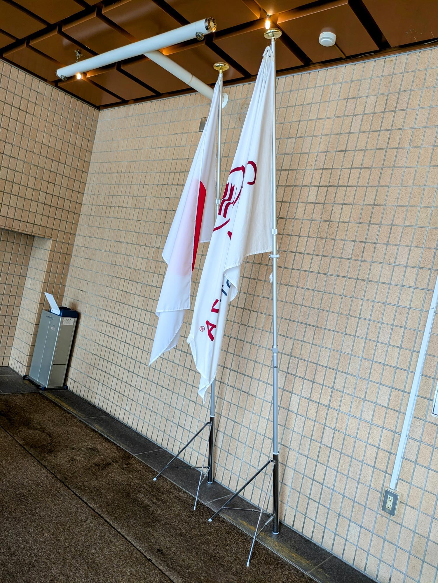 国旗とホテルの旗がありました
