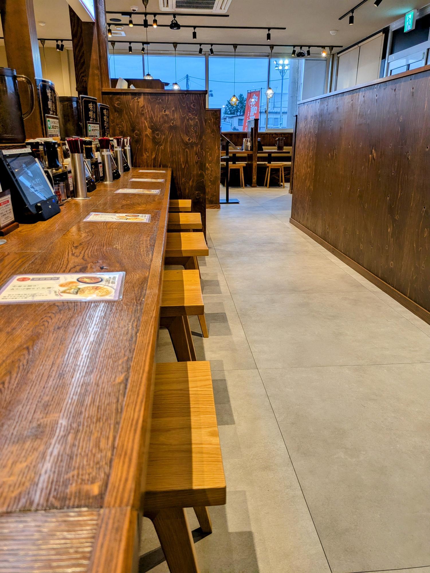 落ち着く木目調の店内