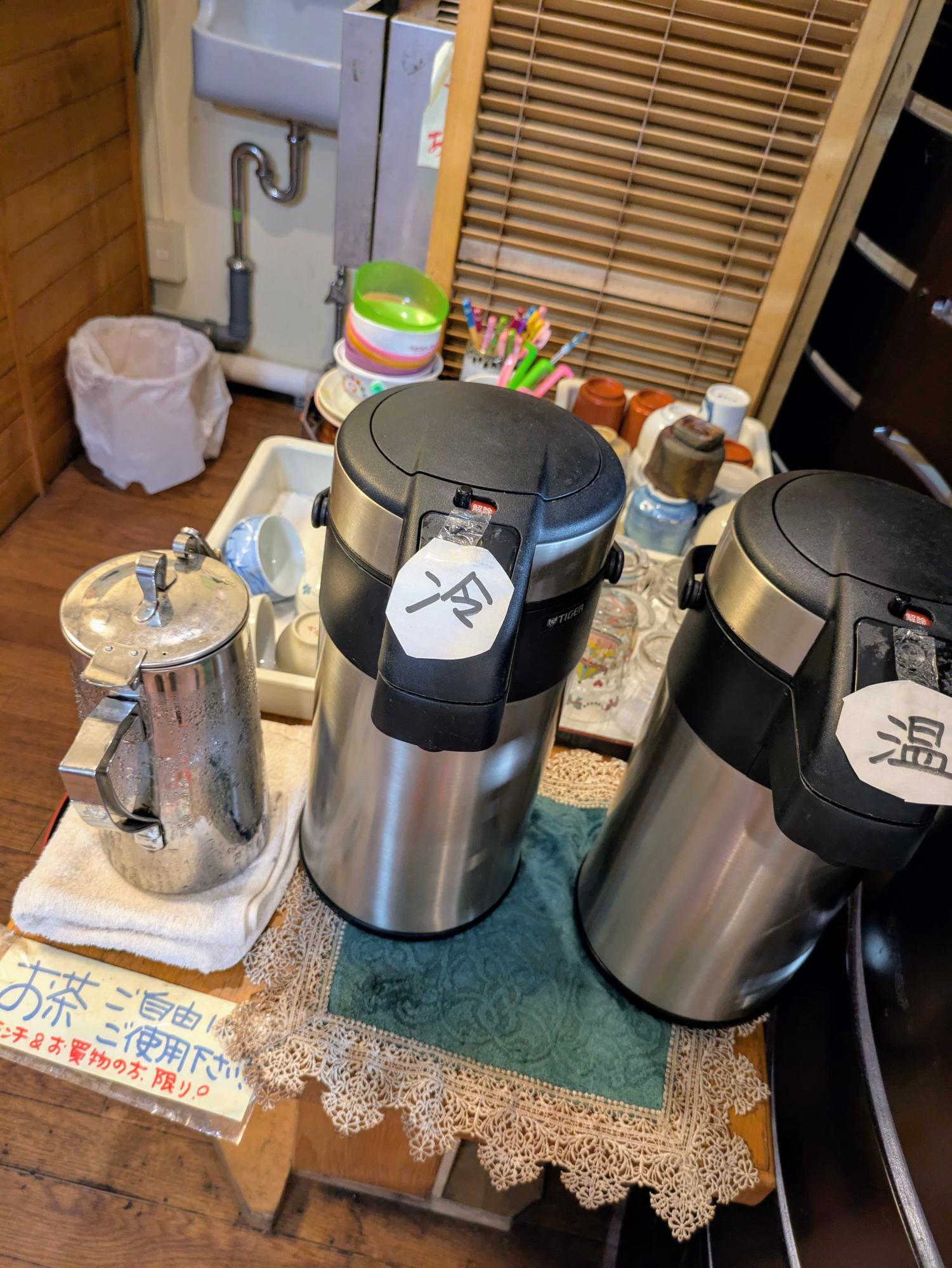 お冷とお茶はセルフサービスで