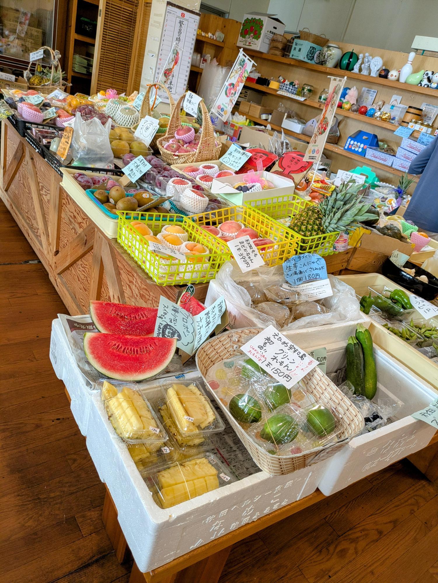 旬の果物や野菜がズラリ