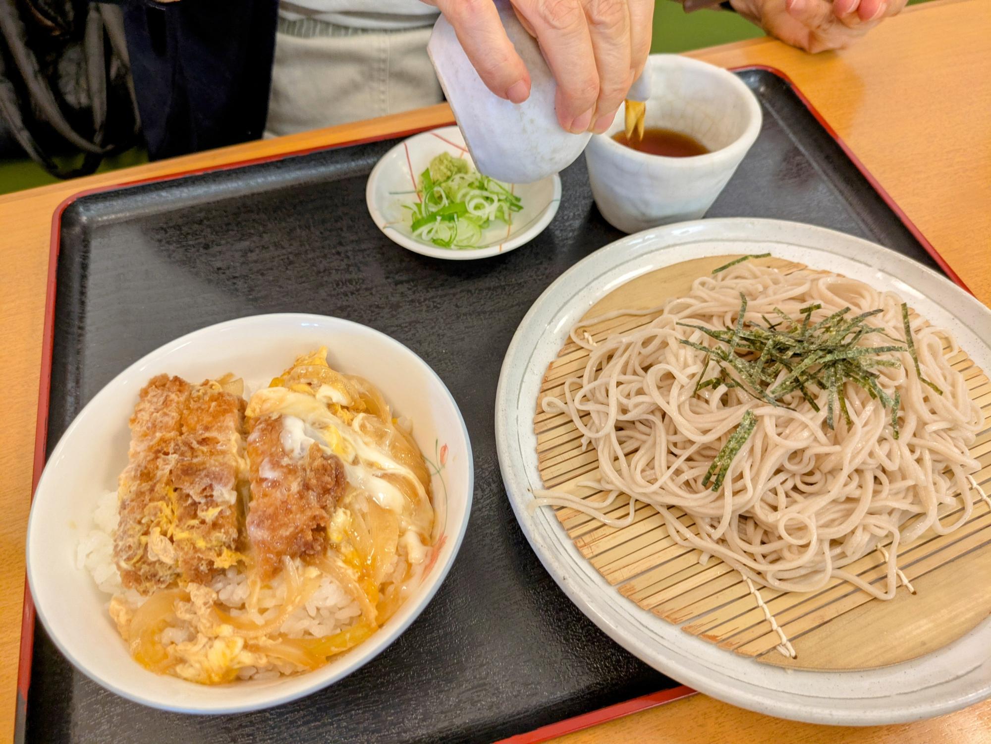 早速ミニカツ丼セットが来ました