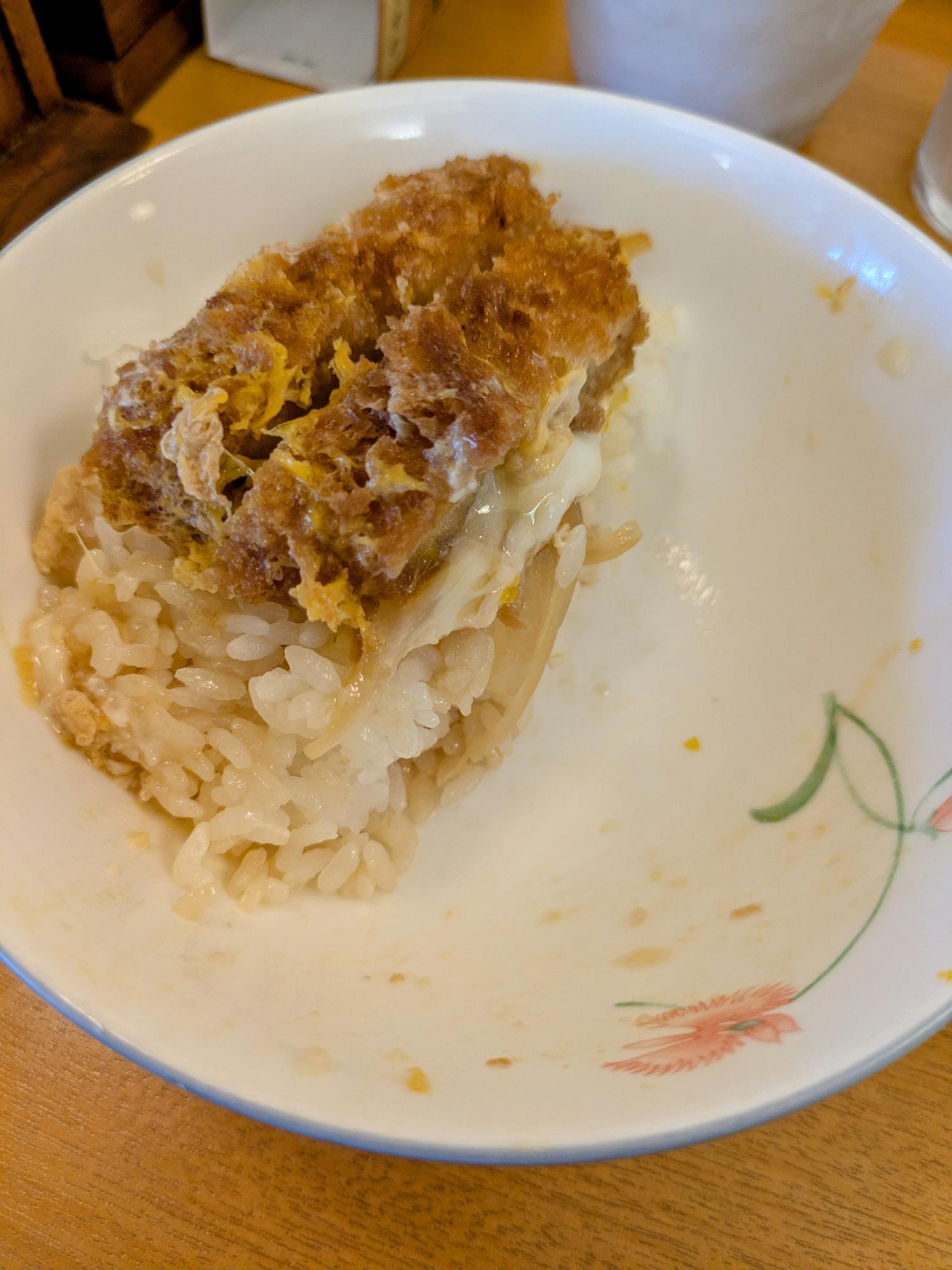 母が残したミニカツ丼の半分