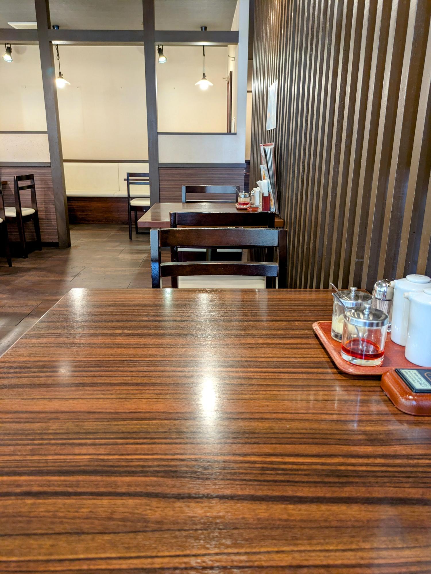 テーブル席へ着席