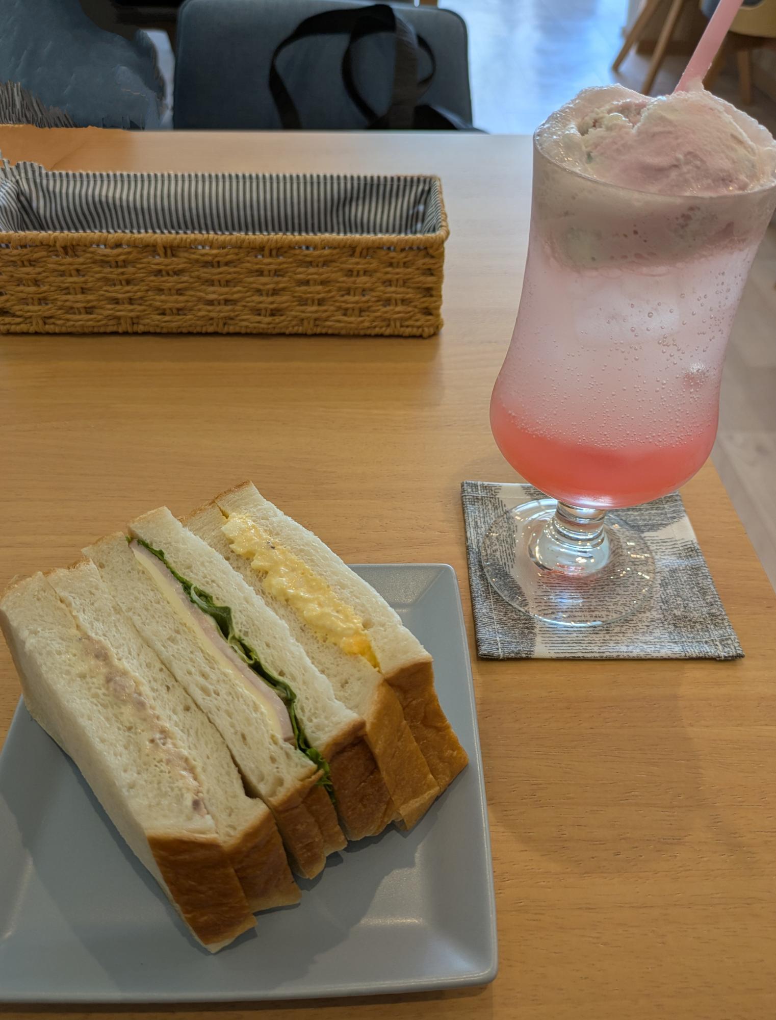 意外と大きいミックスサンド