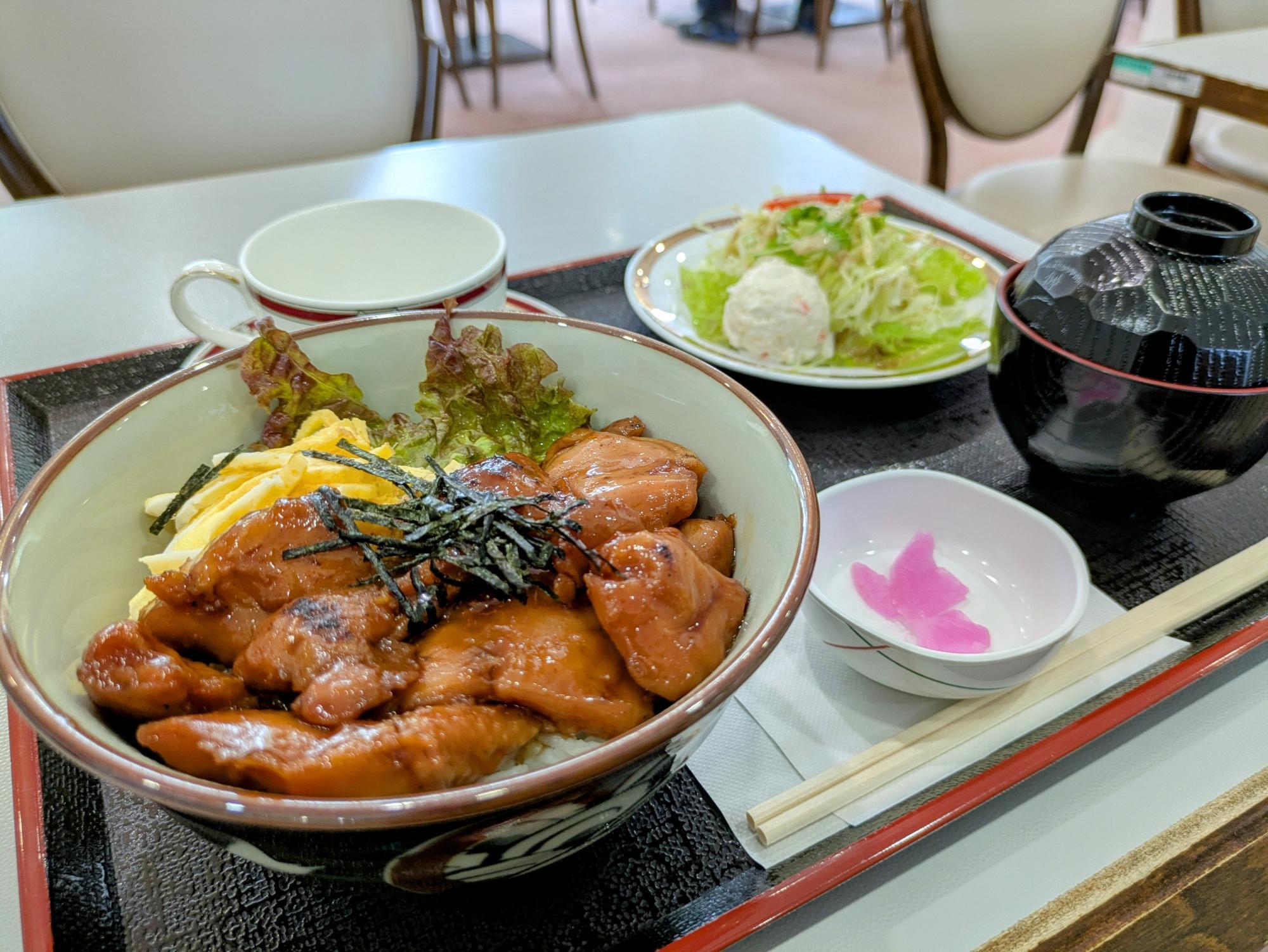 美味しそうな炭火焼鳥丼