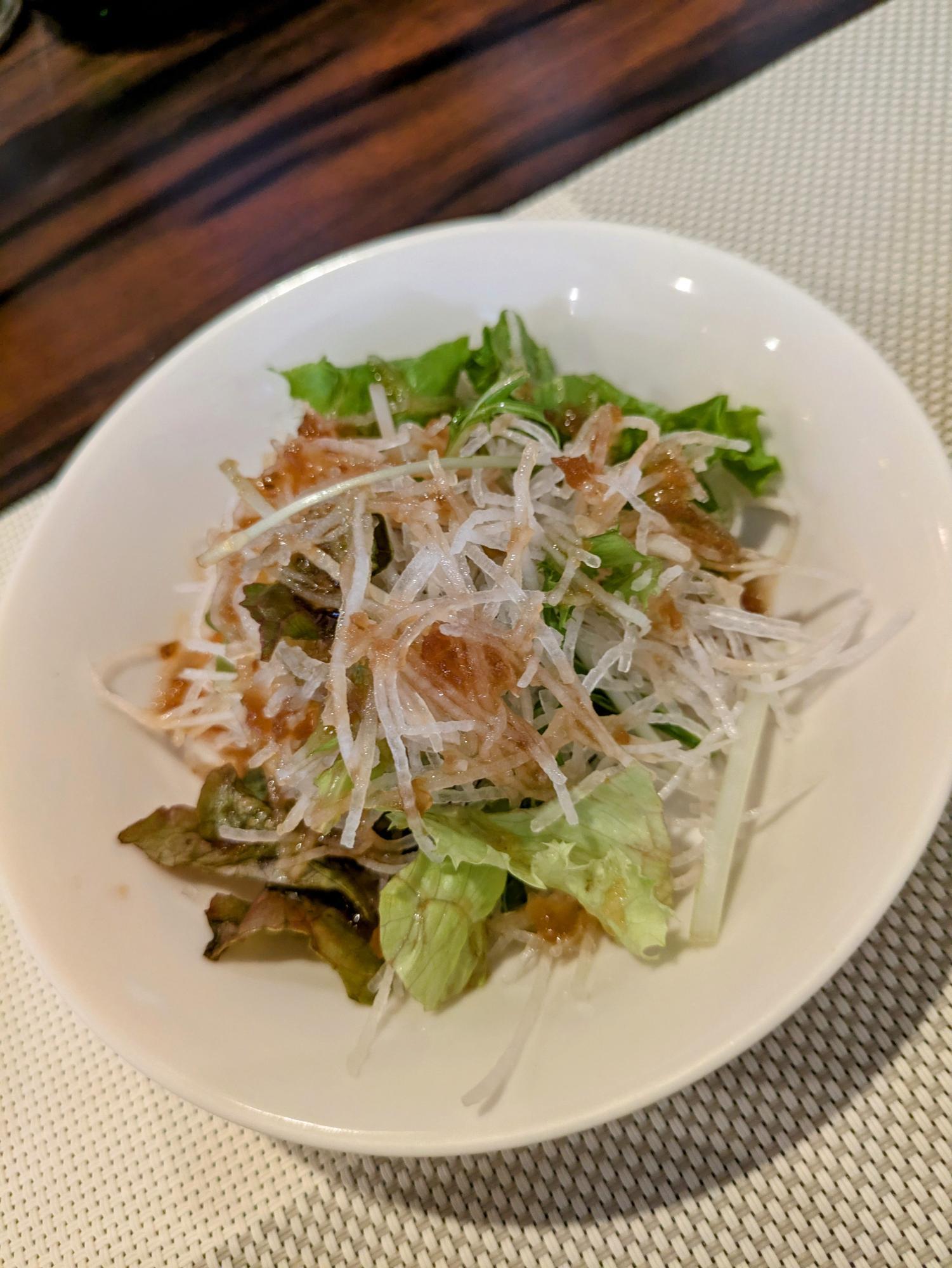 先ずはサラダから