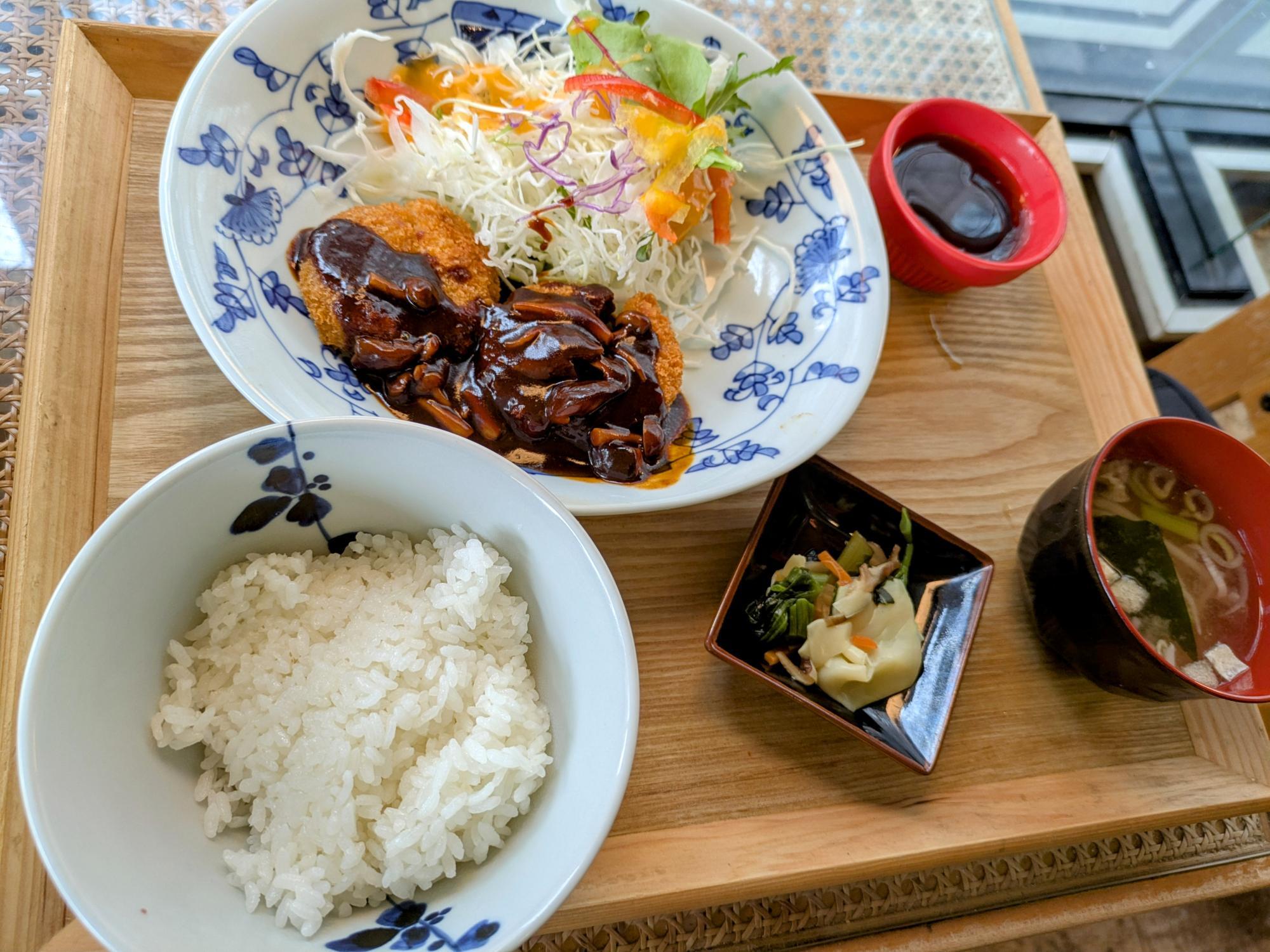 木製のお盆も良い味