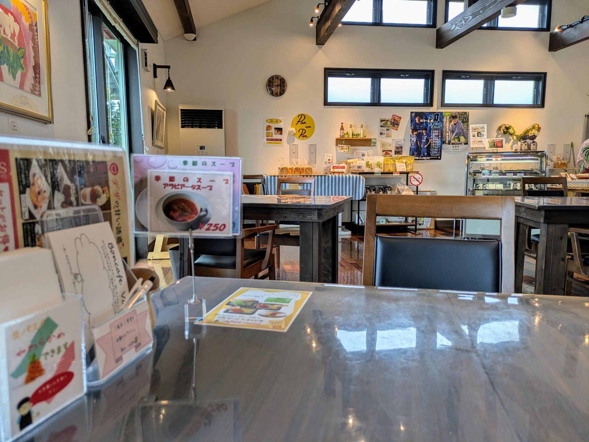 明るい店内