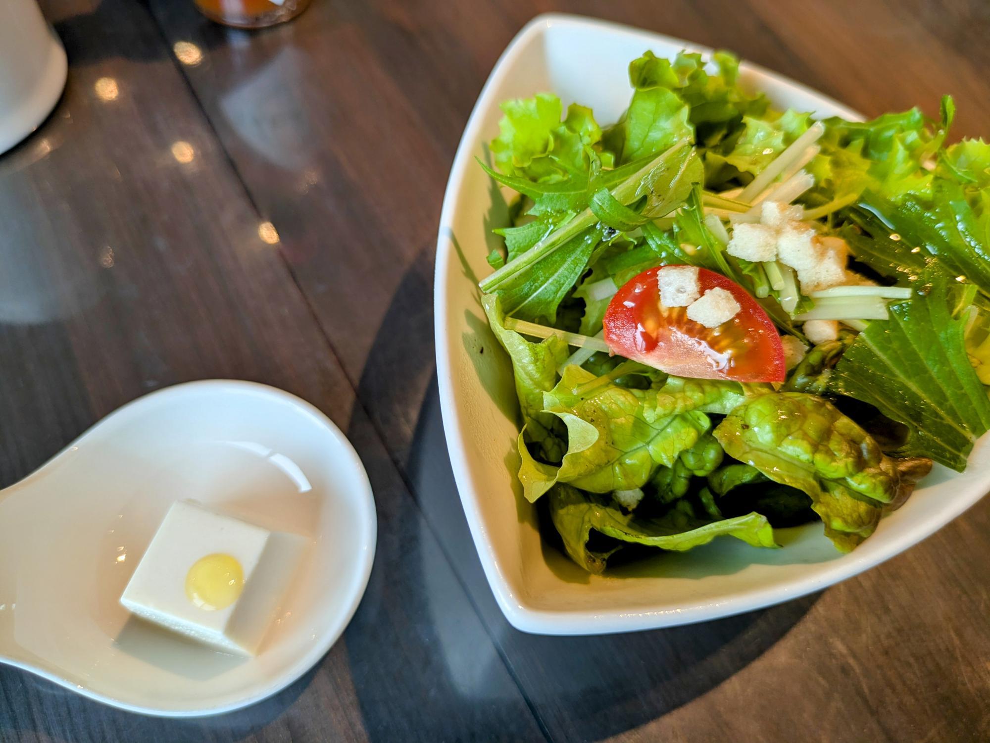 サラダとサービスのお通し(豆腐)