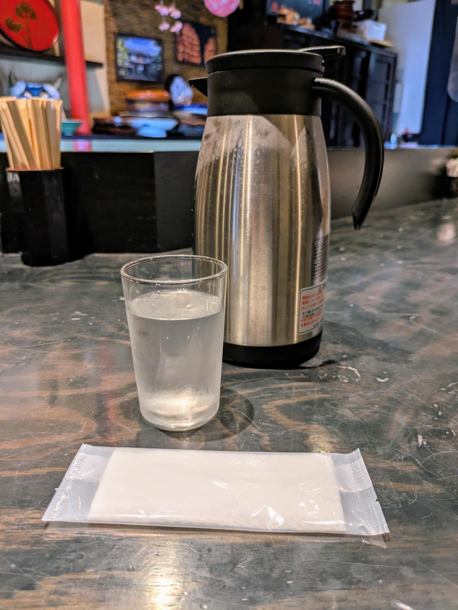 お水とお手拭き