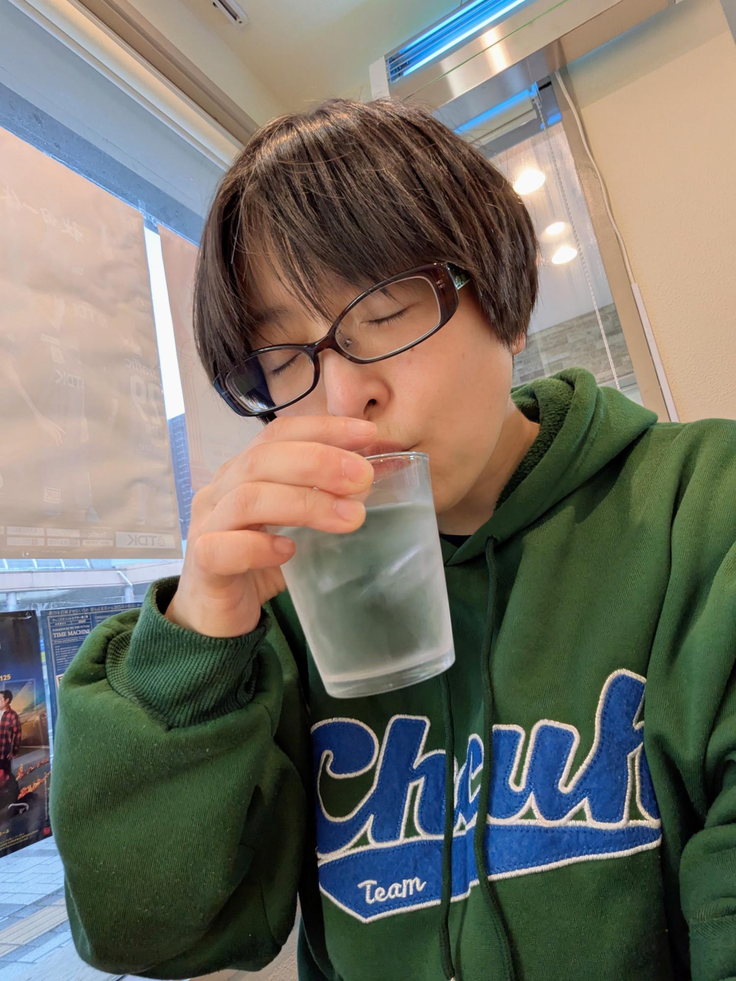 満足げに水を飲むらっしー(笑)