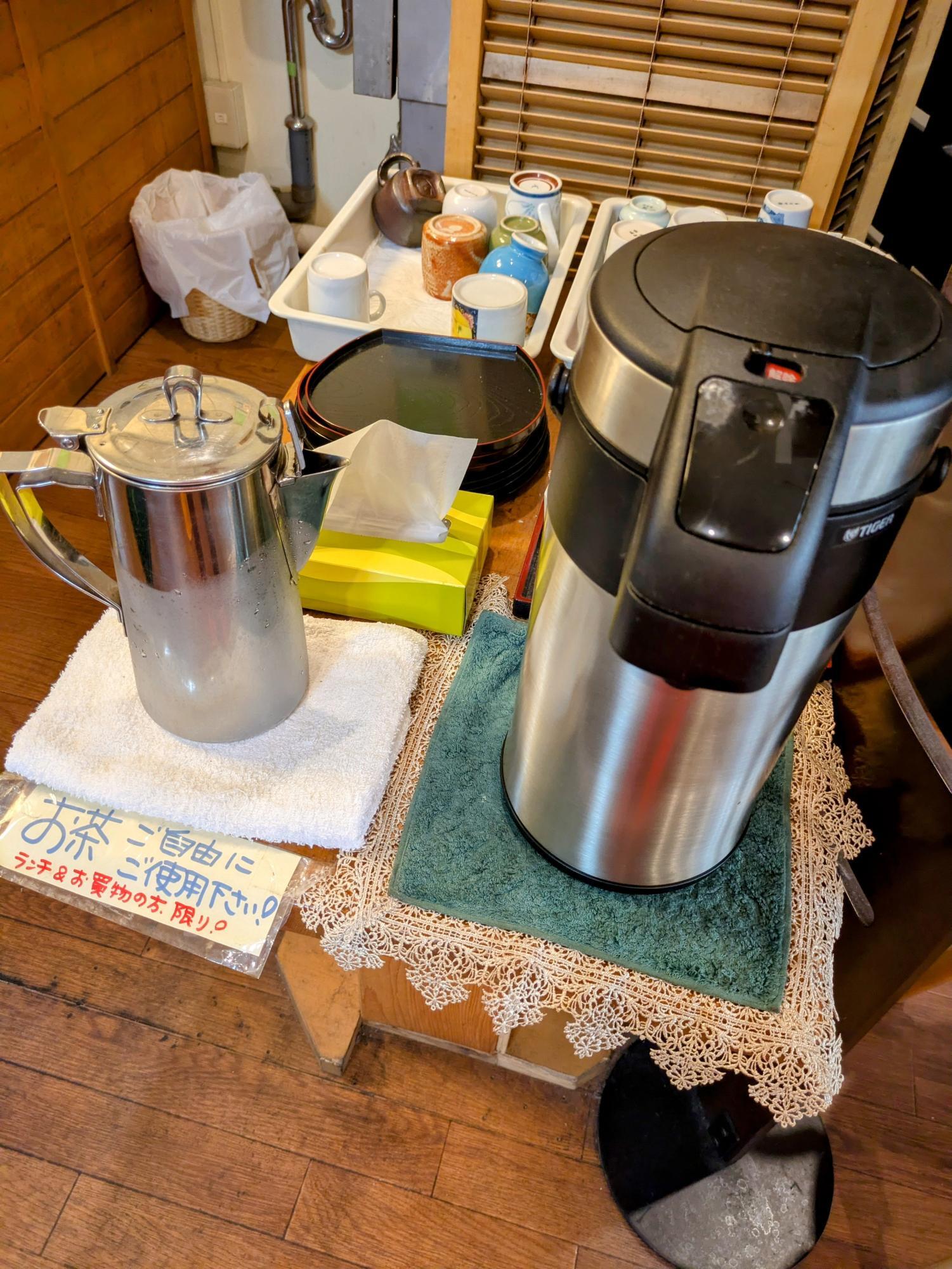 お茶はセルフサービス