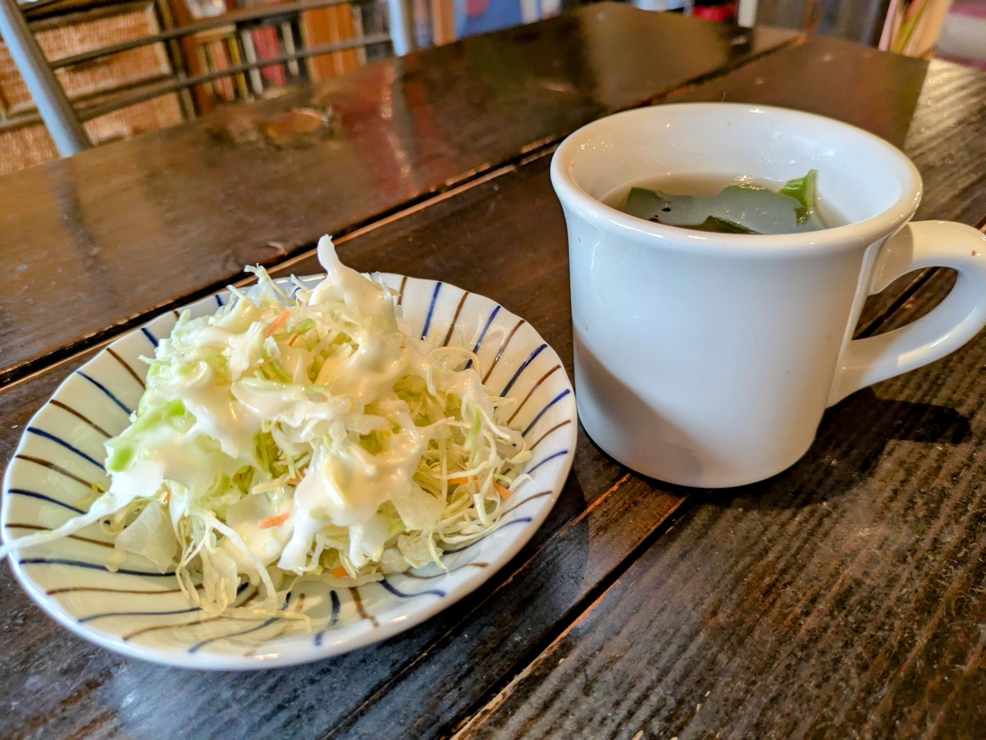 先ずはサラダとスープ
