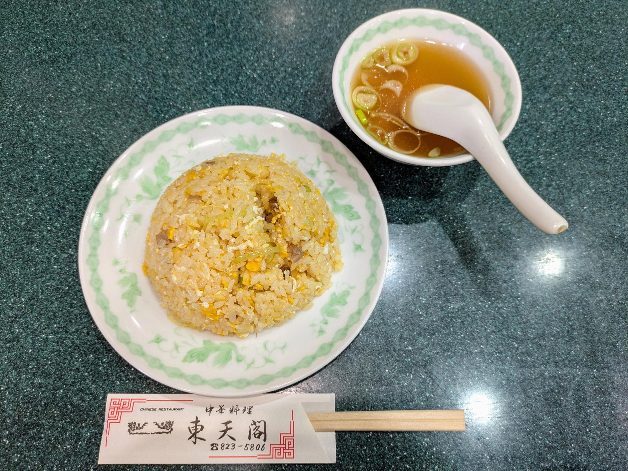 先に炒飯とスープ