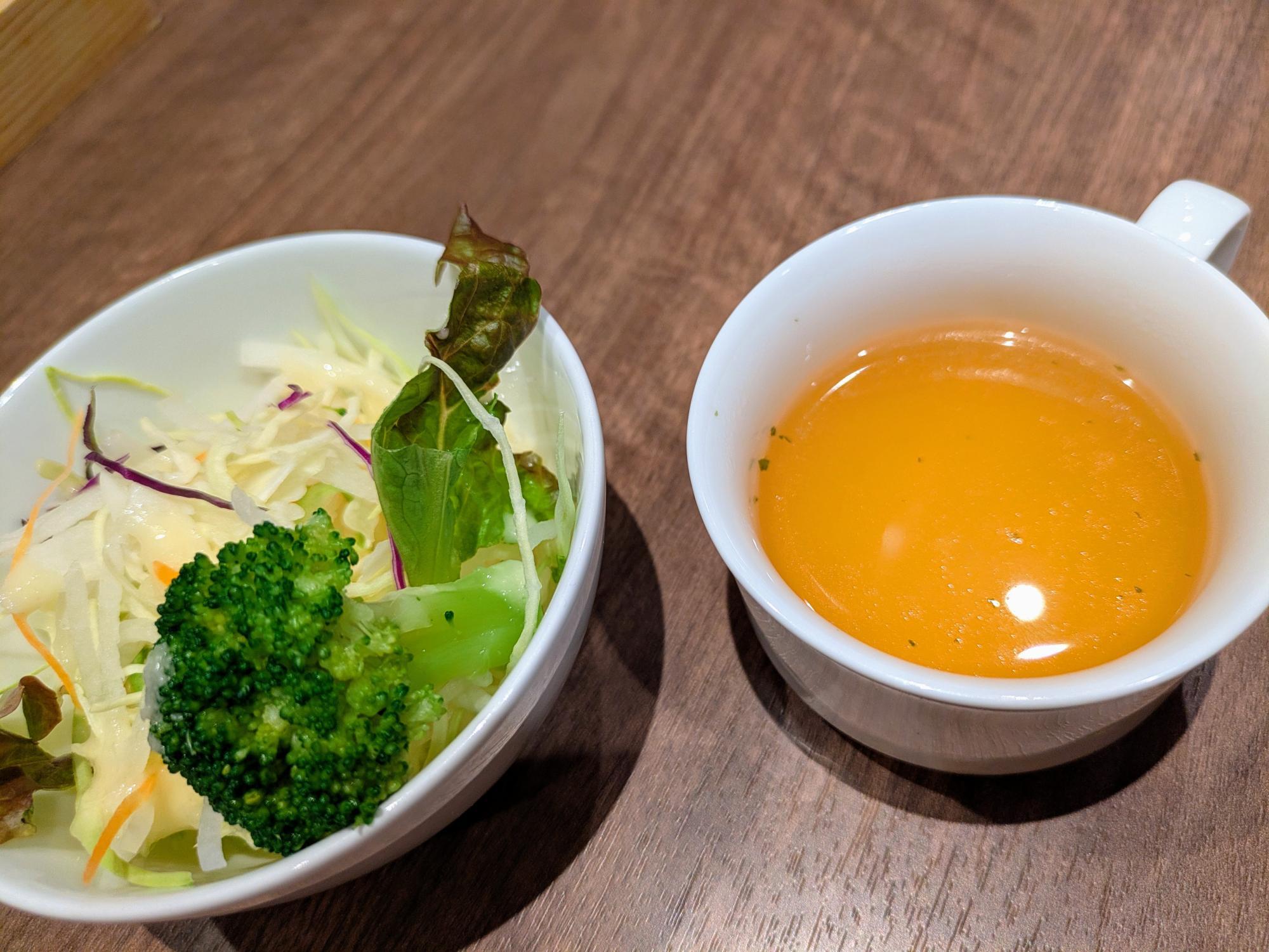 鮮やかなサラダとスープ