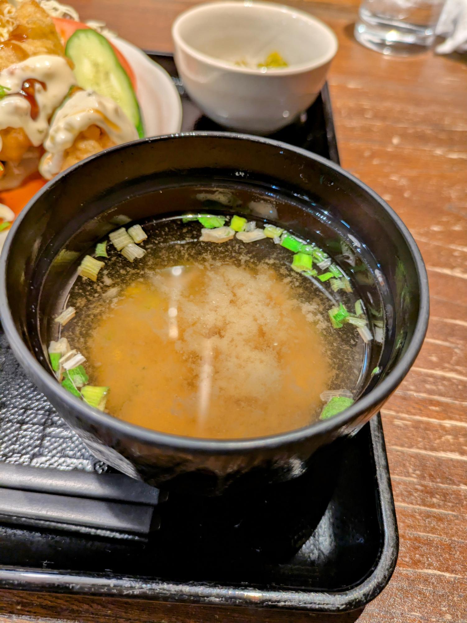 味噌汁もデフォです