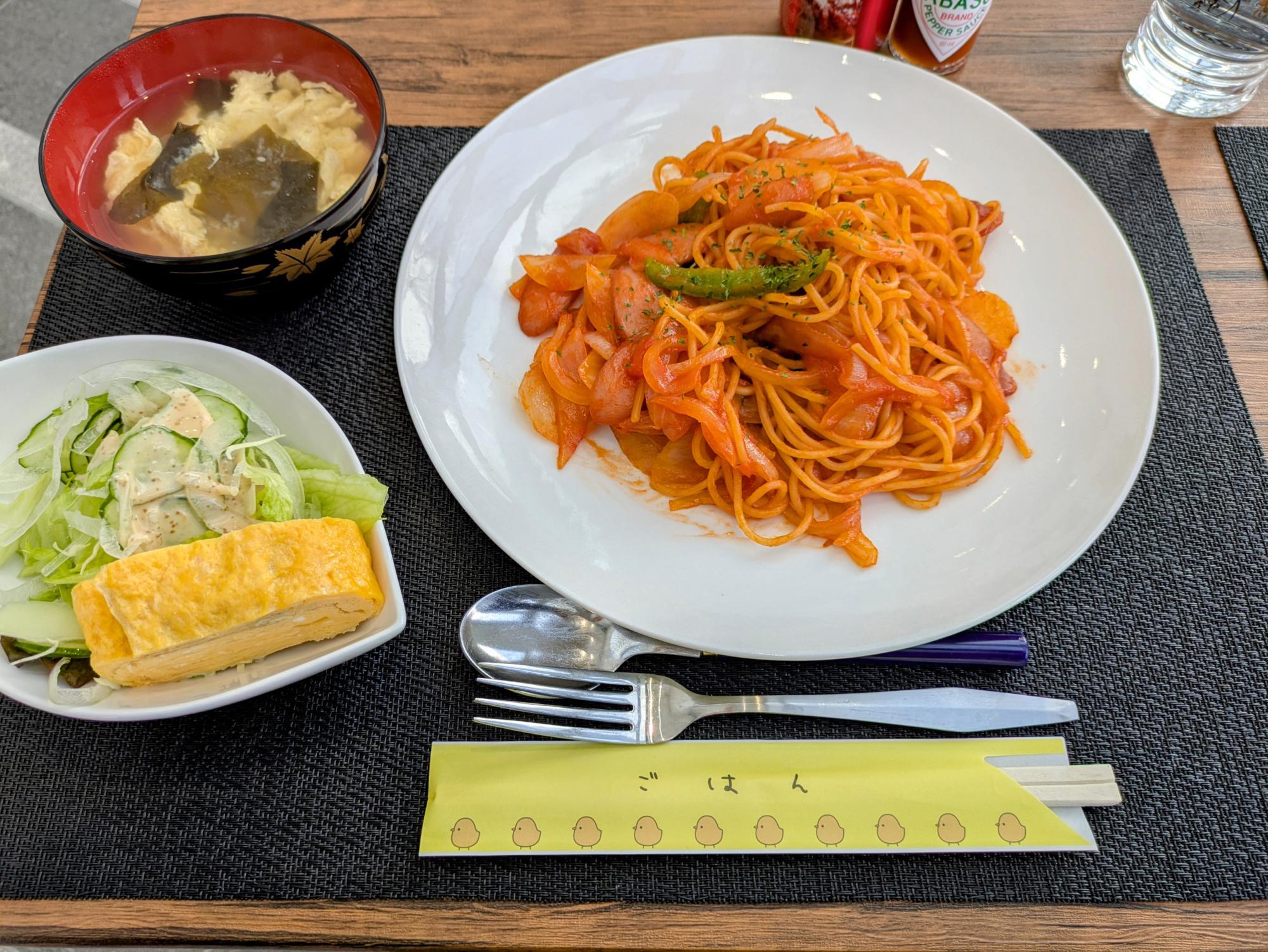 サラダと味噌汁付き