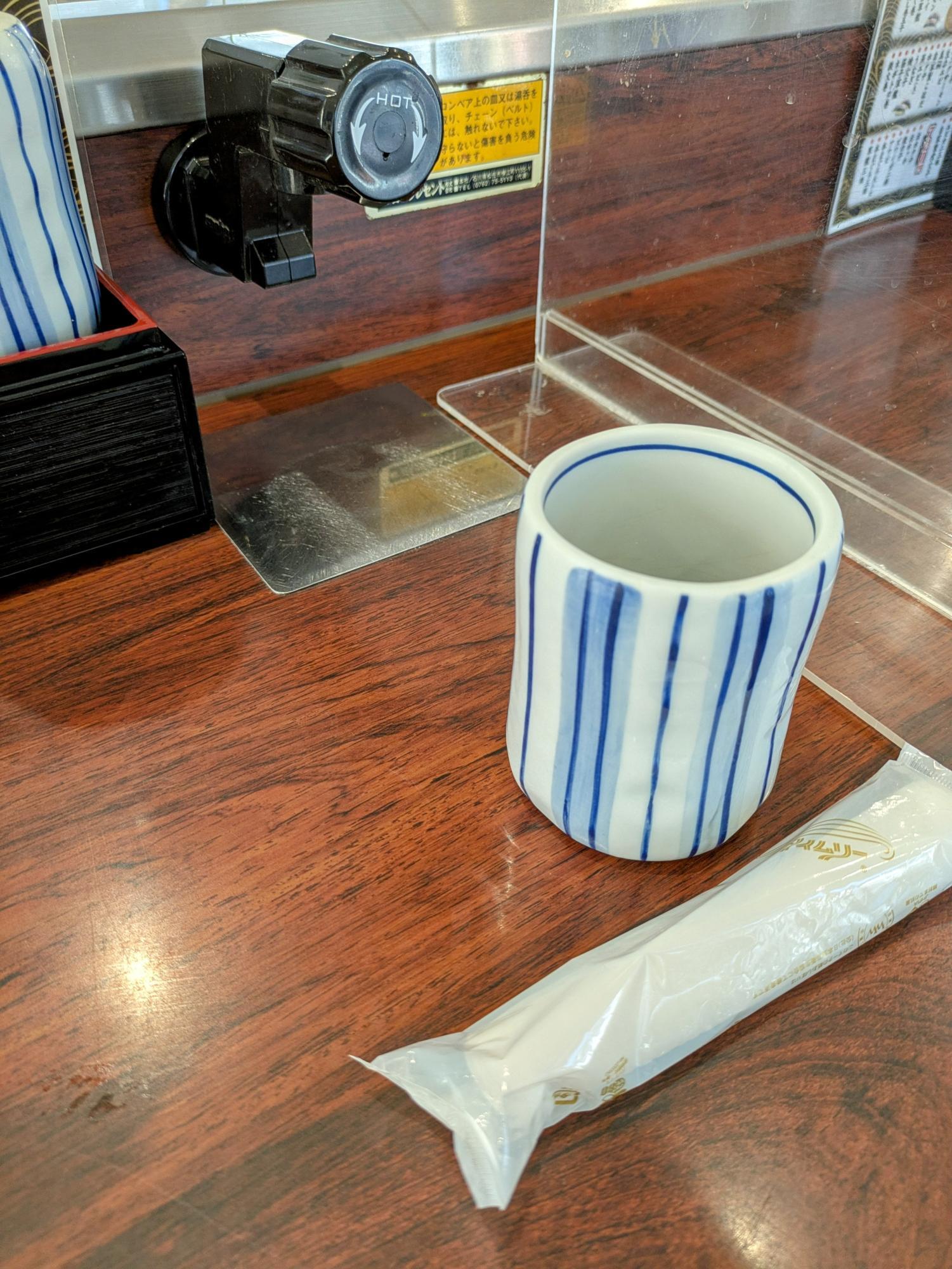 おしぼりを渡されます