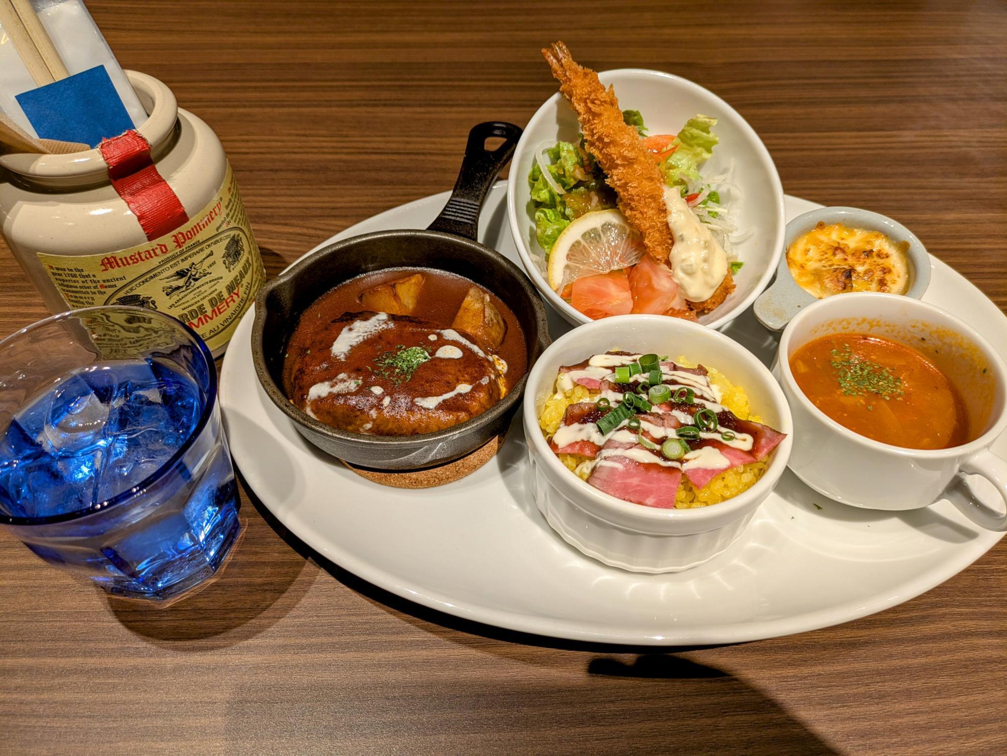 鮮やかで豪華なワンプレートランチ