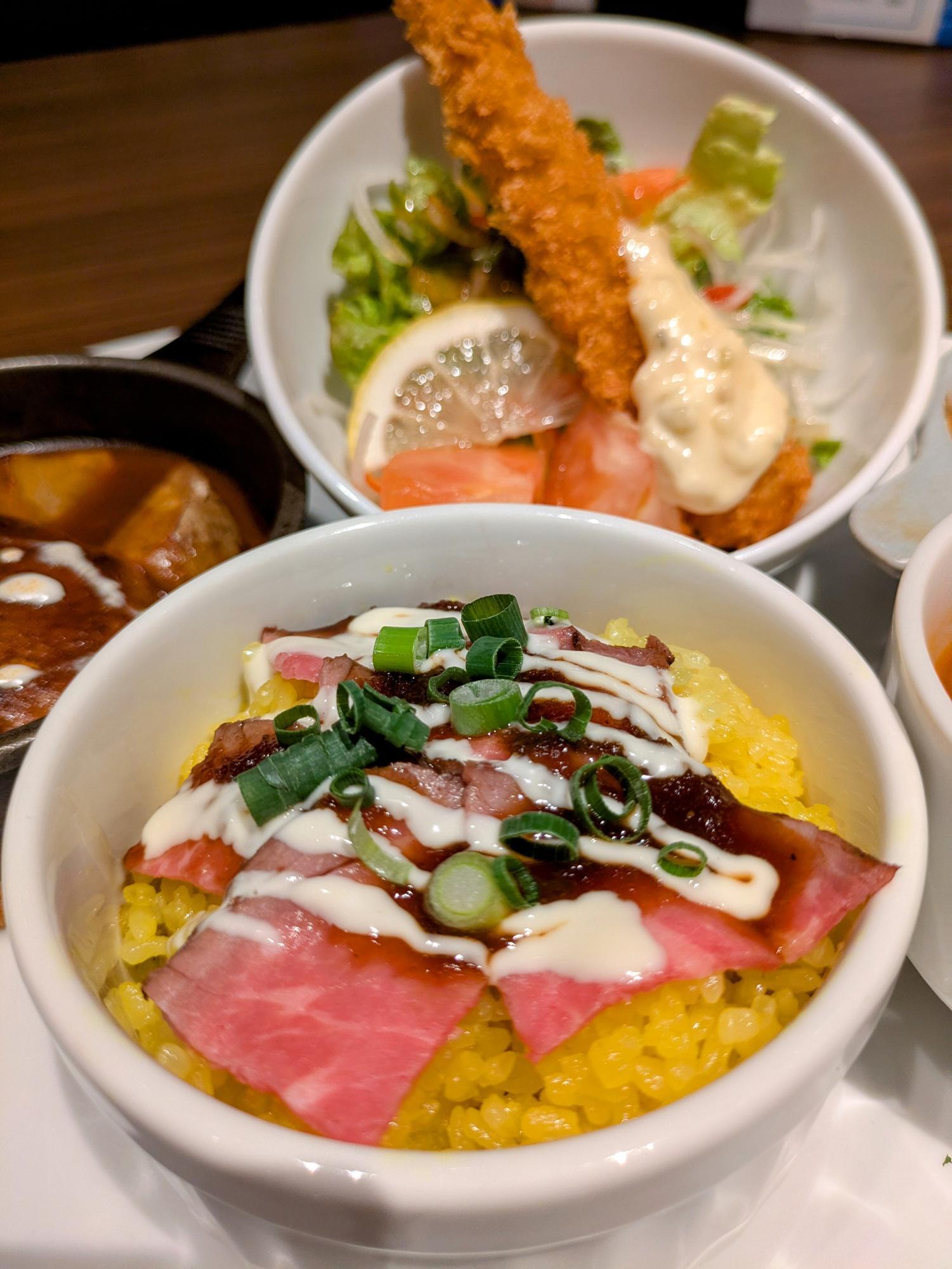 牛肉が乗ったビーフオーバーライス