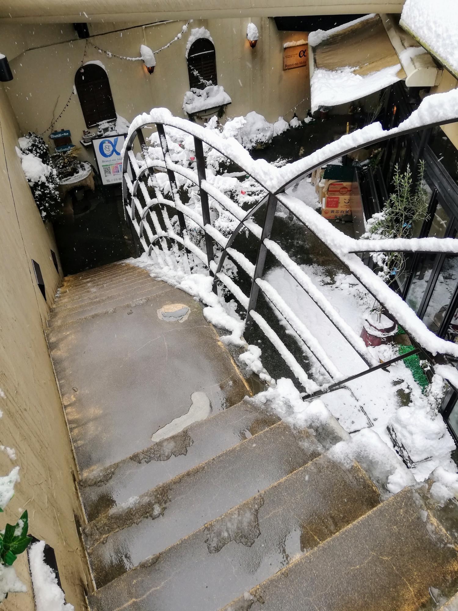 お店は地下にあります