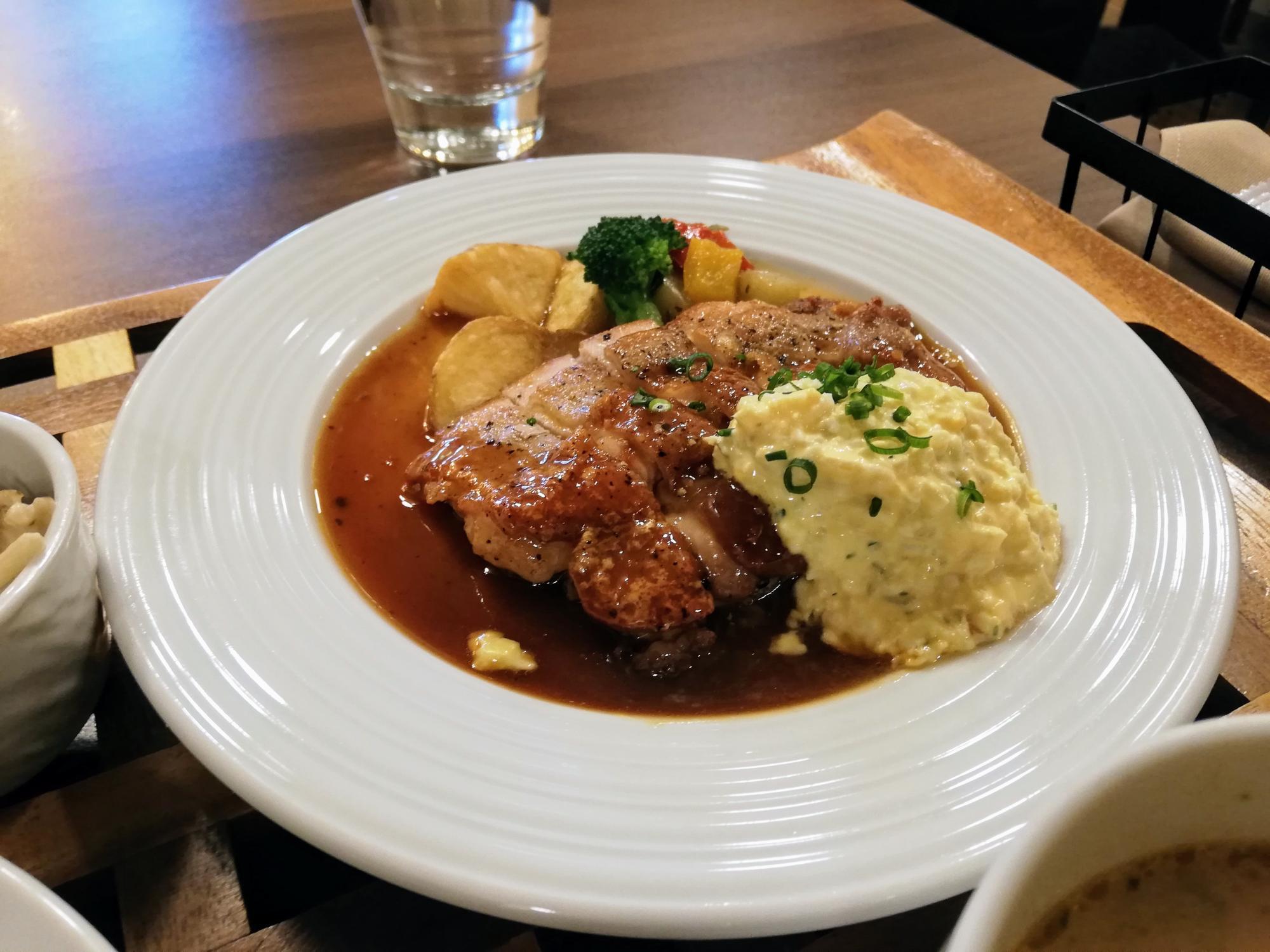メインのチキンソテー
