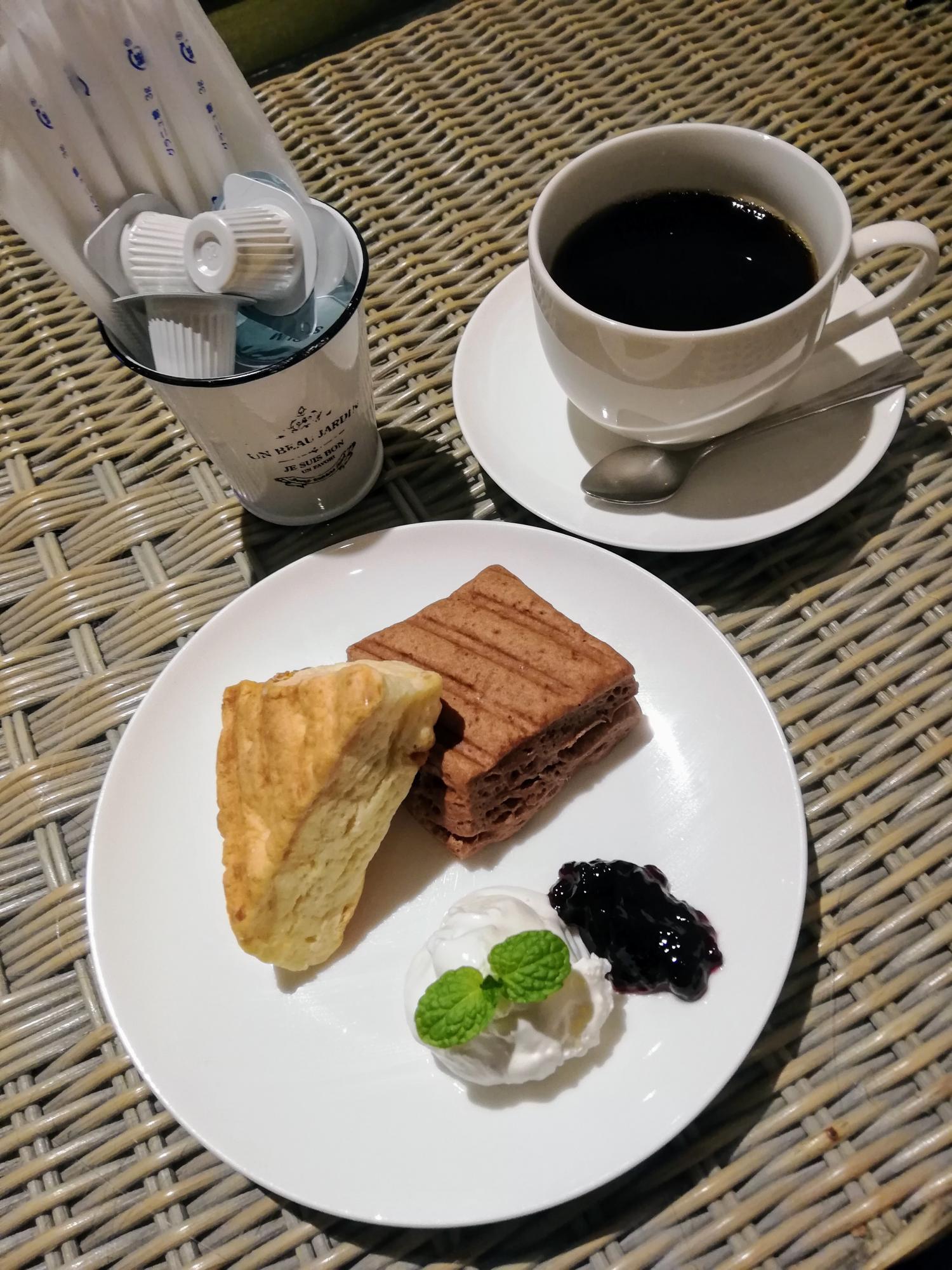 こちらが手作りスコーン(2種類)