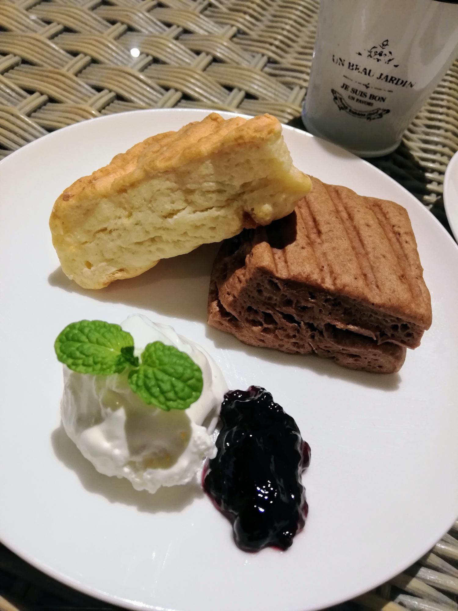 ホイップとジャムを添えて