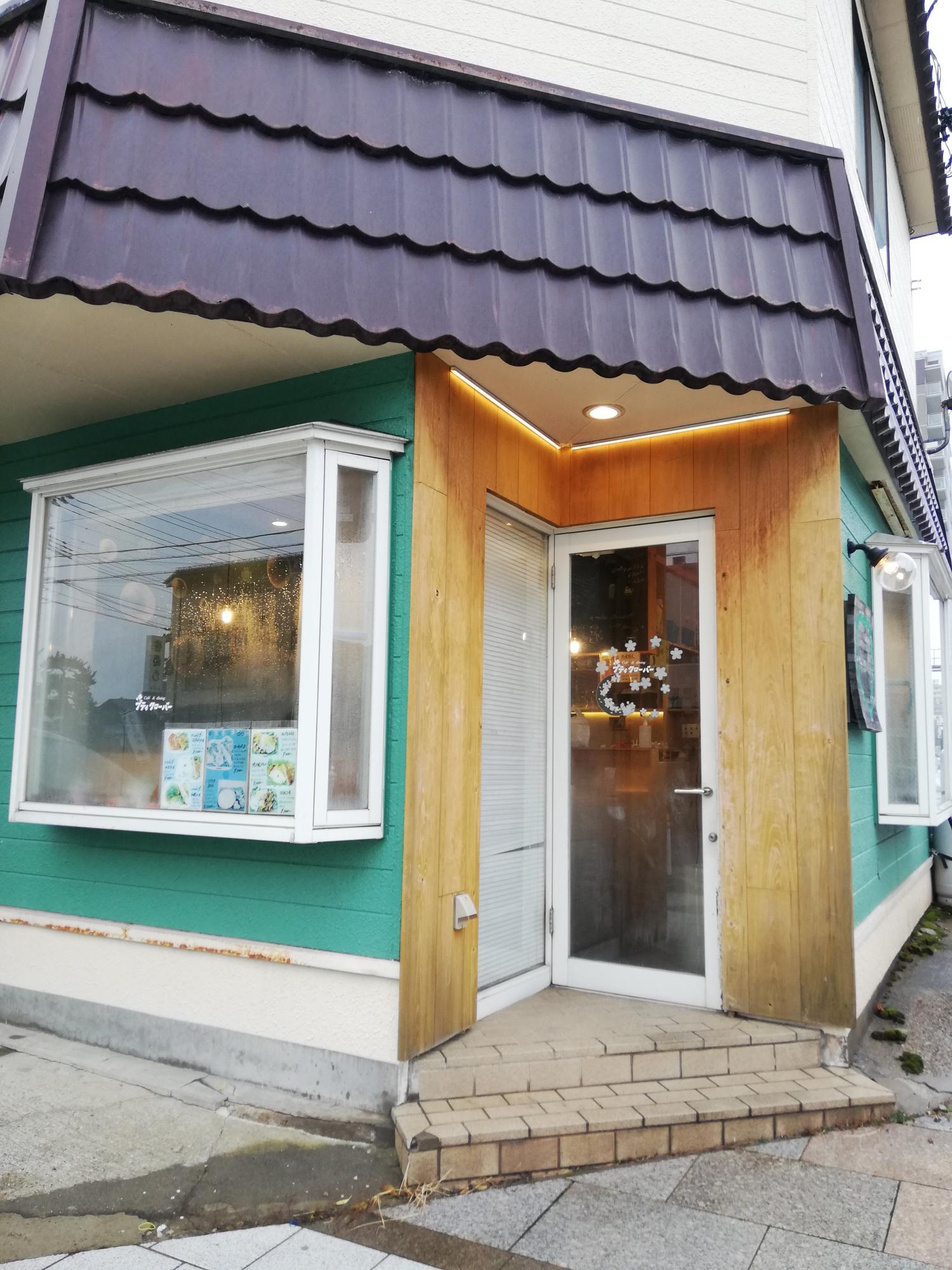 交差点角にあるお店