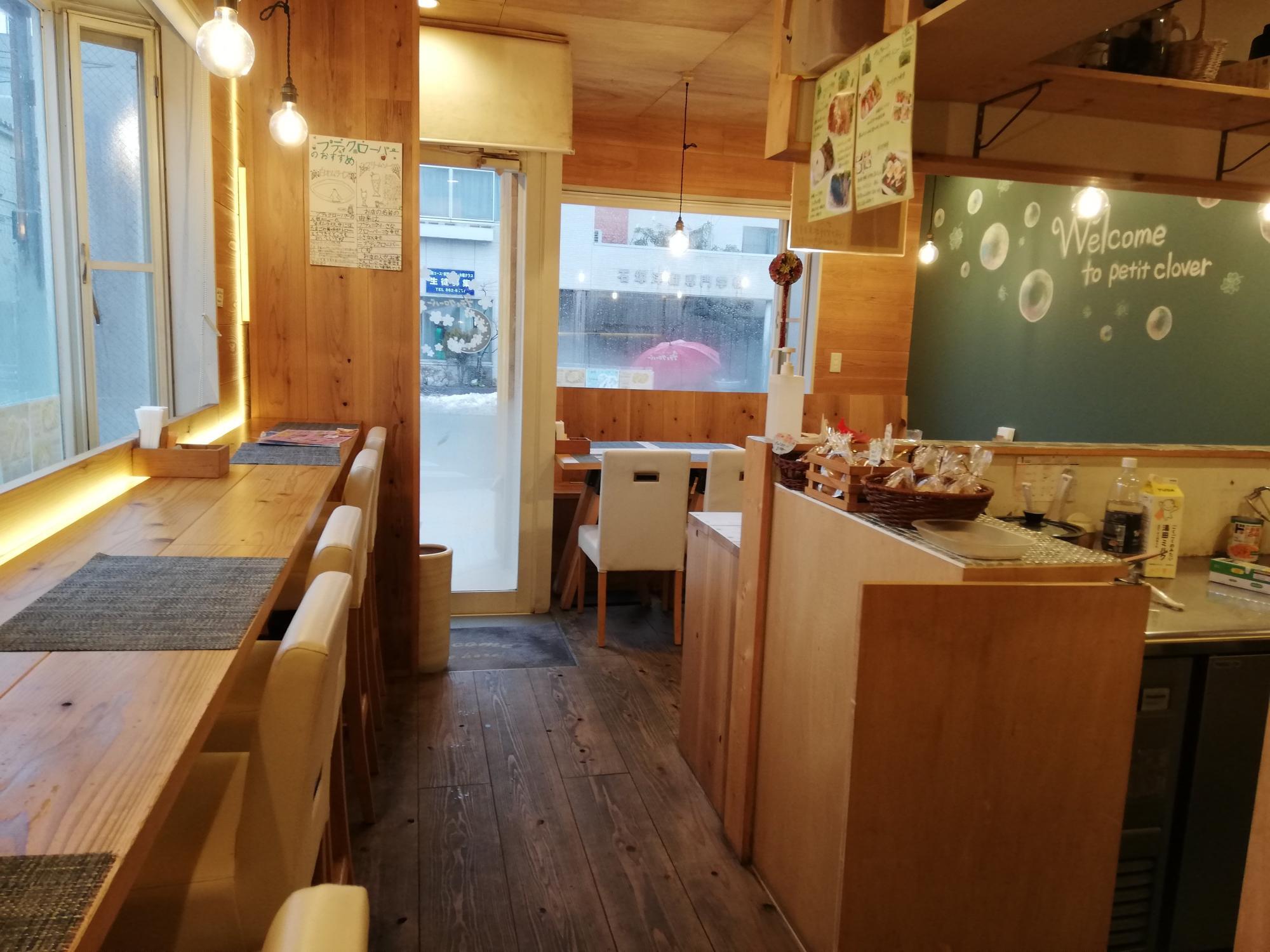 コンパクトな店内