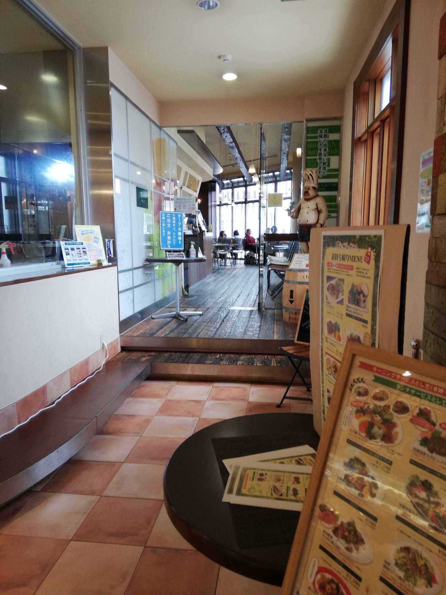 施設の右奥がカフェになってます
