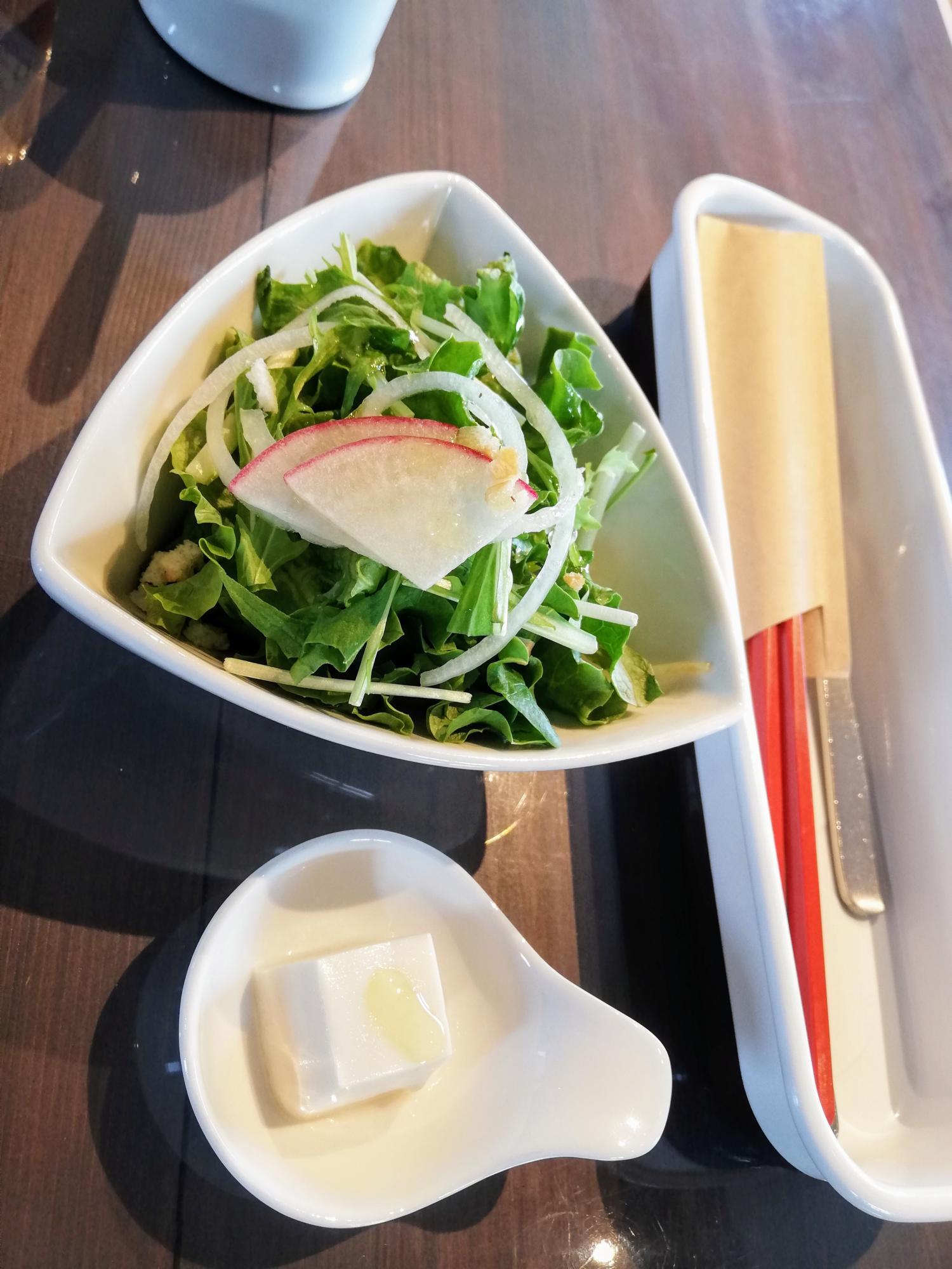 先ずはサラダとお試し豆腐