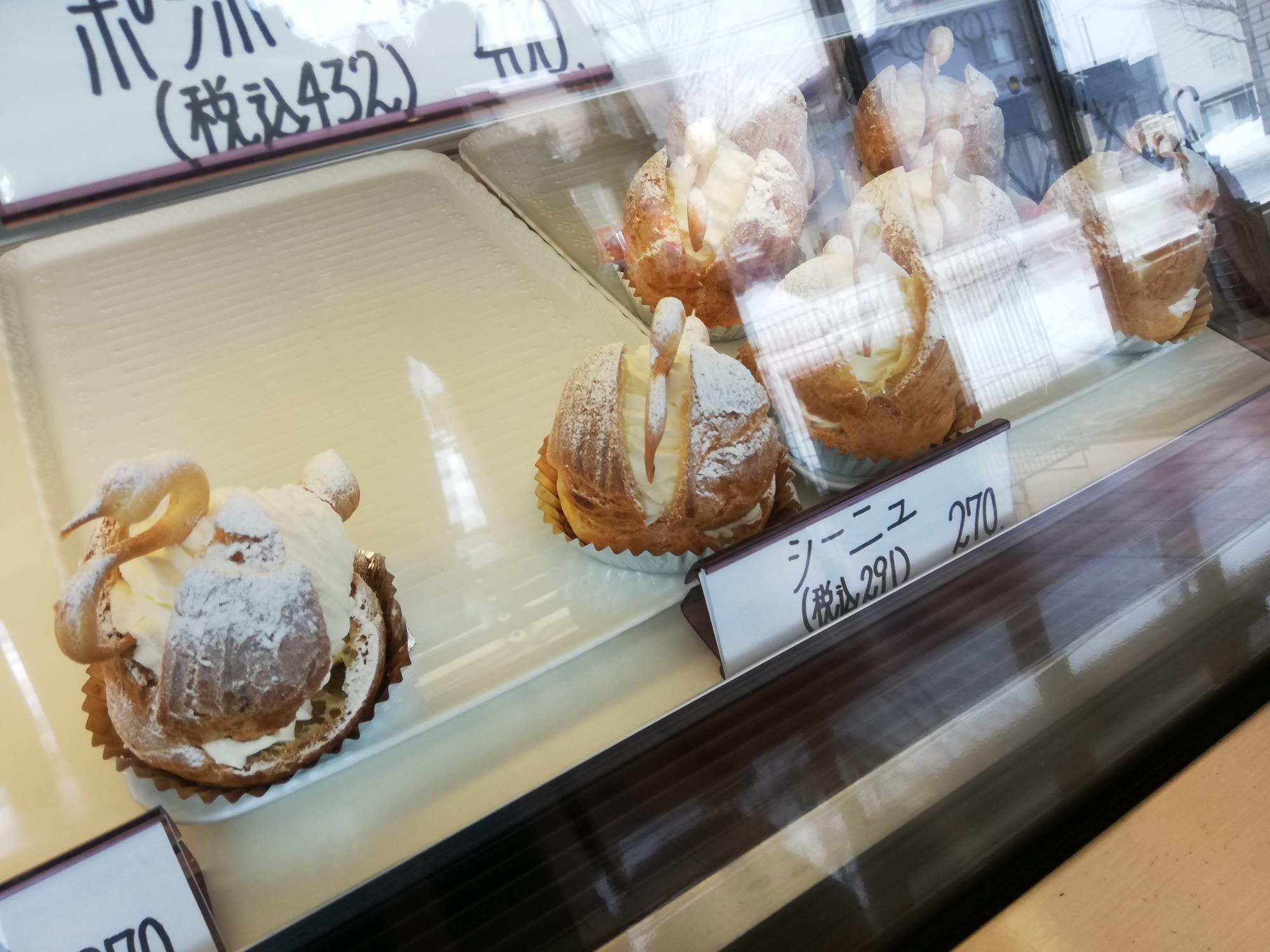 白鳥の形をしたシュークリーム
