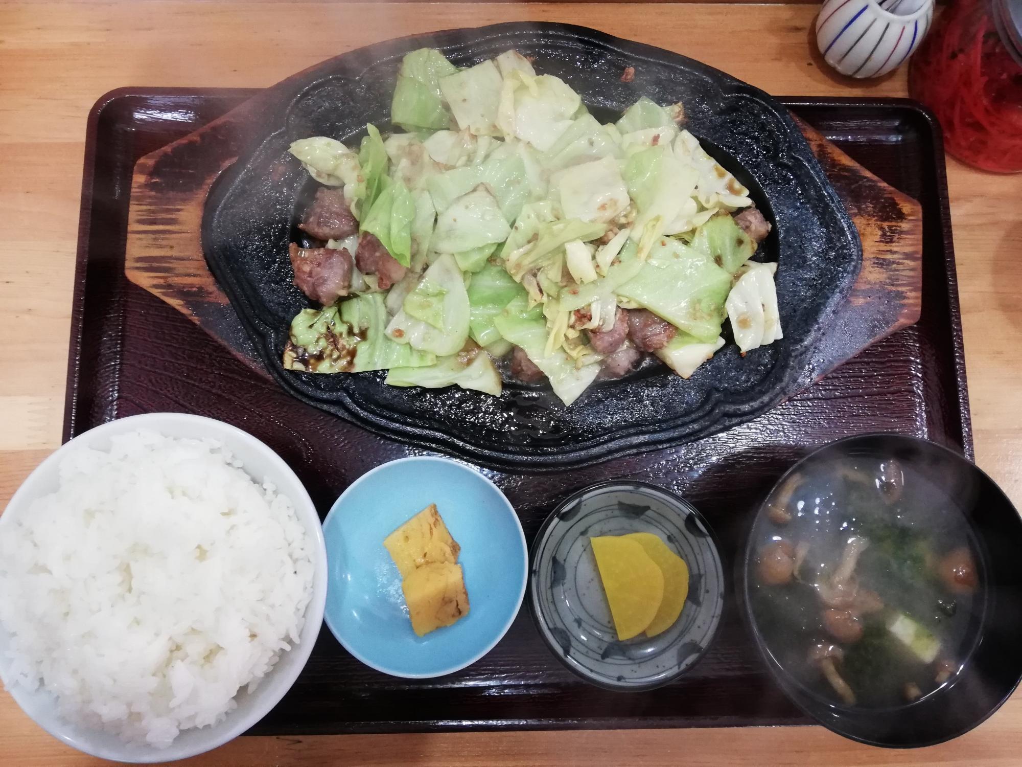 鉄板肉定食です