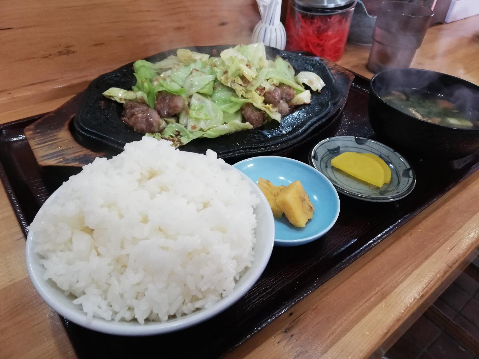 ご飯の盛りも凄い