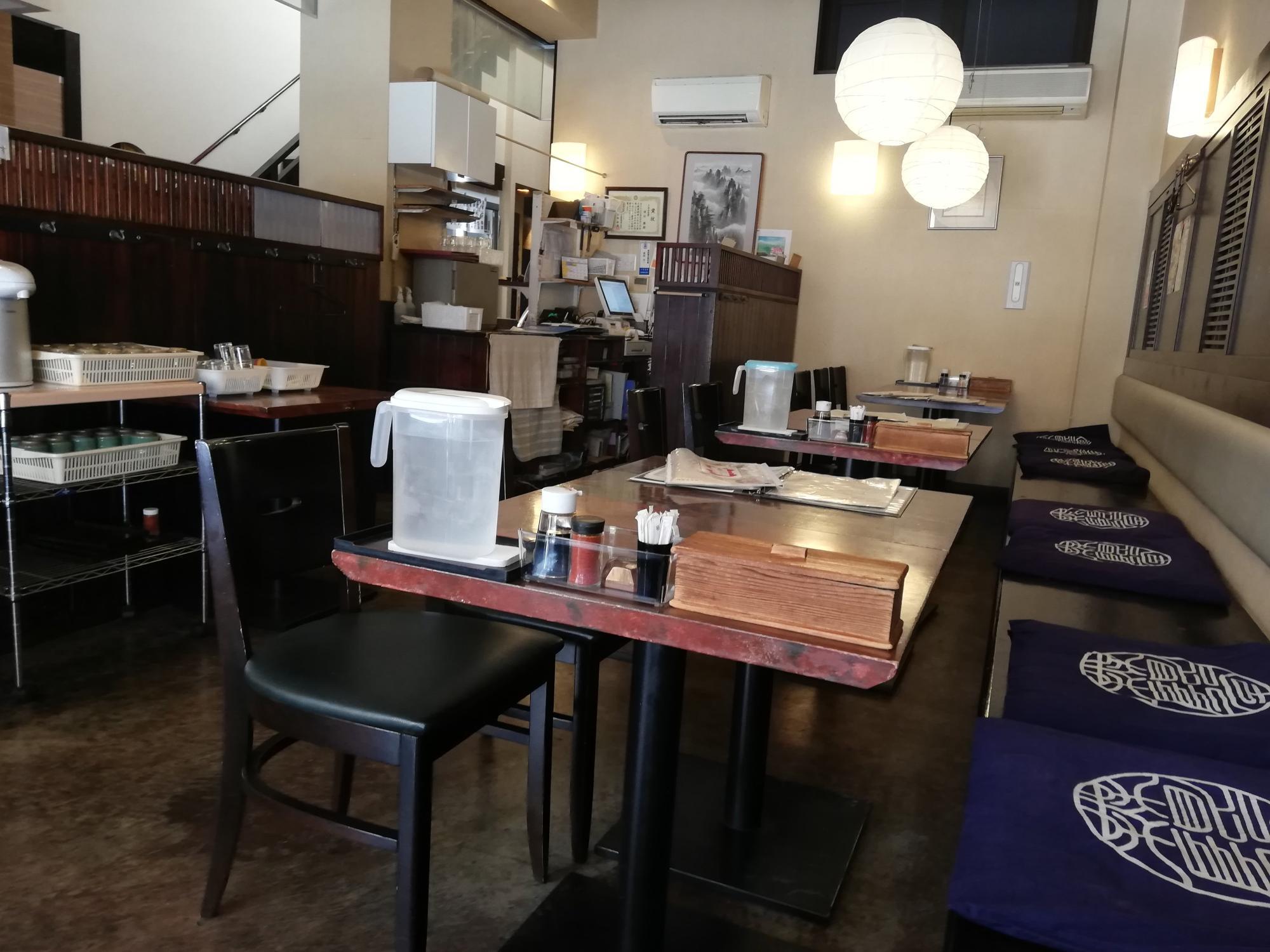 和洋折衷な店内