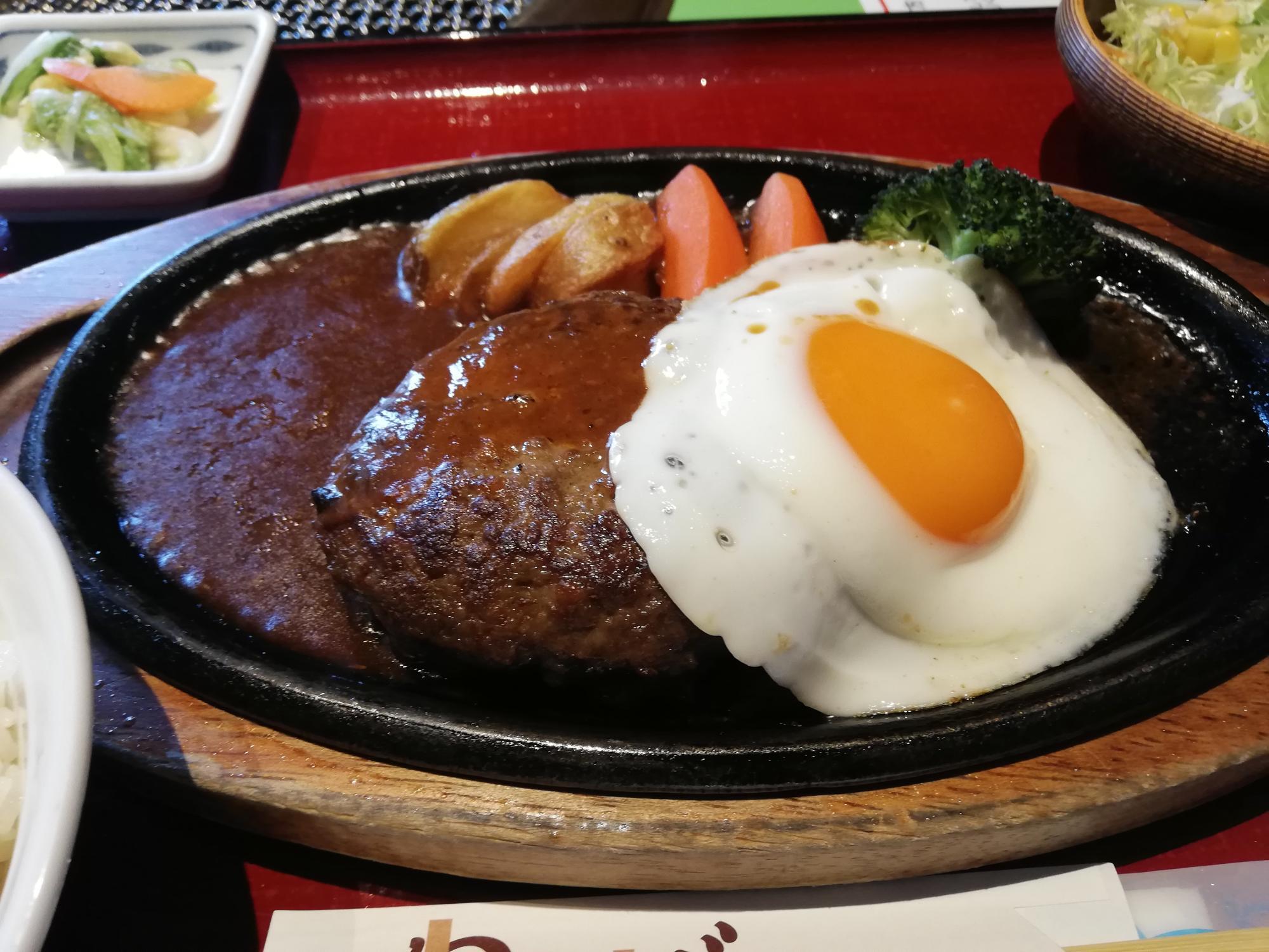 メインのハンバーグ