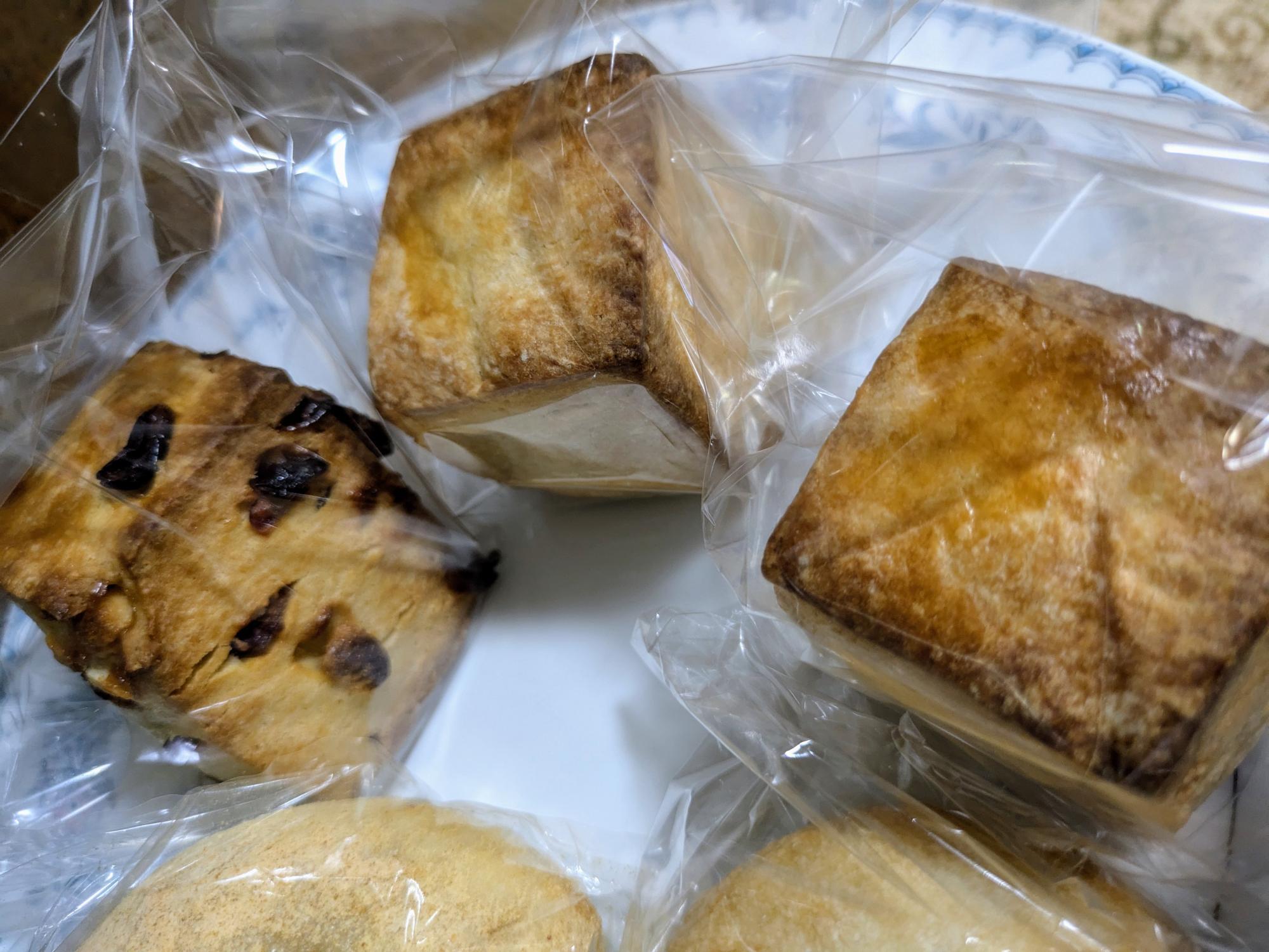スコーンも食べます
