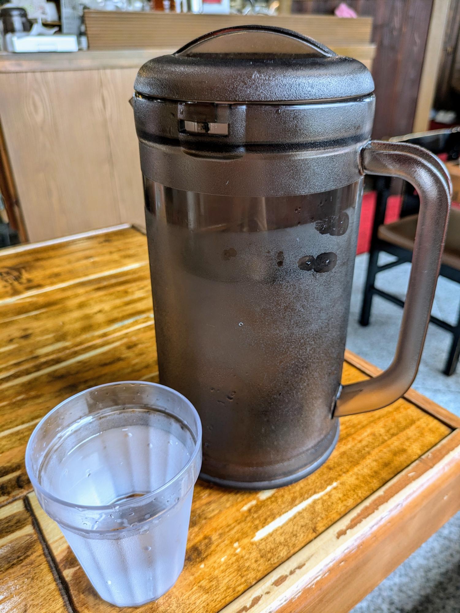 お水はセルフ