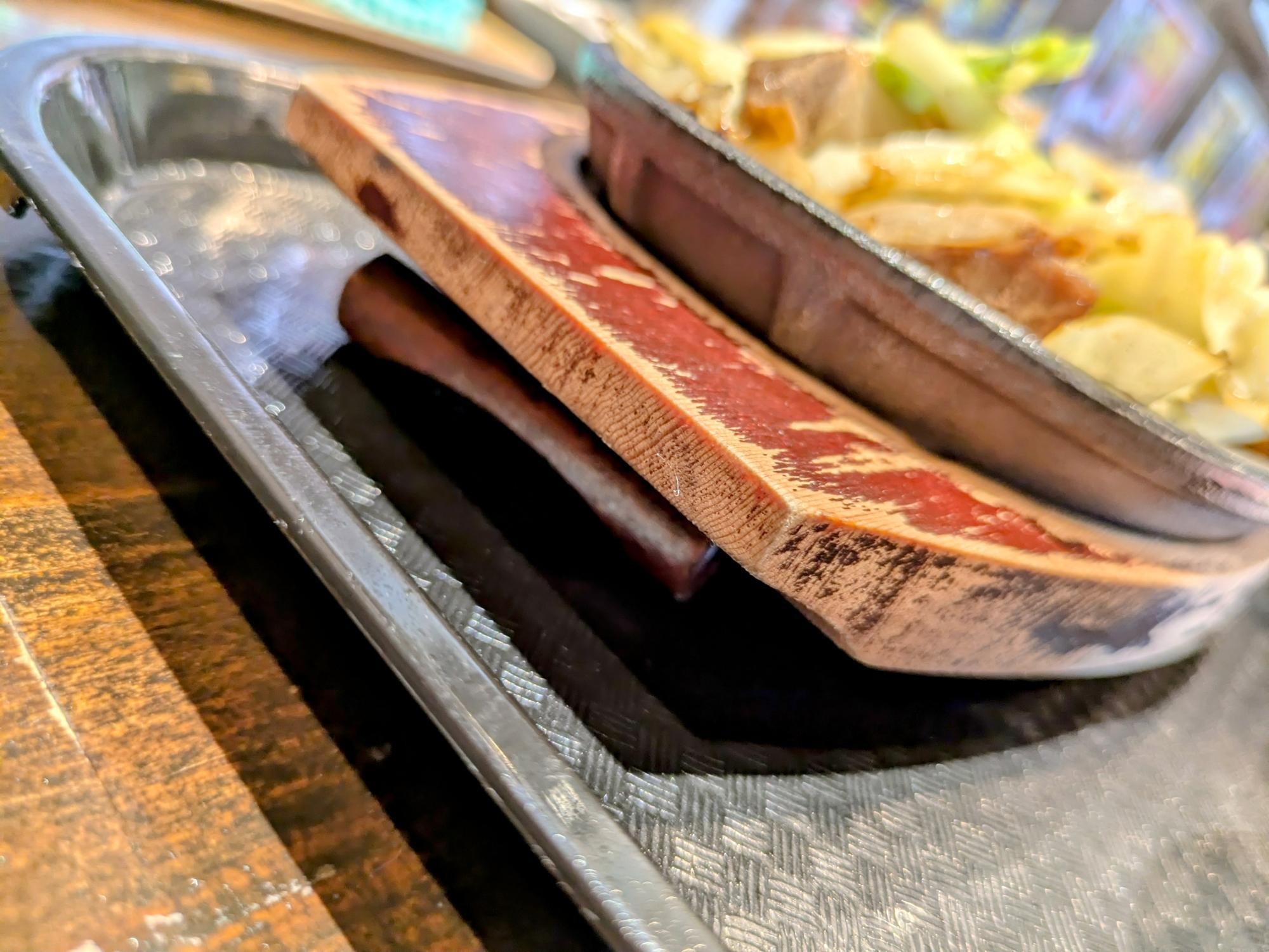 片方を傾けさせます