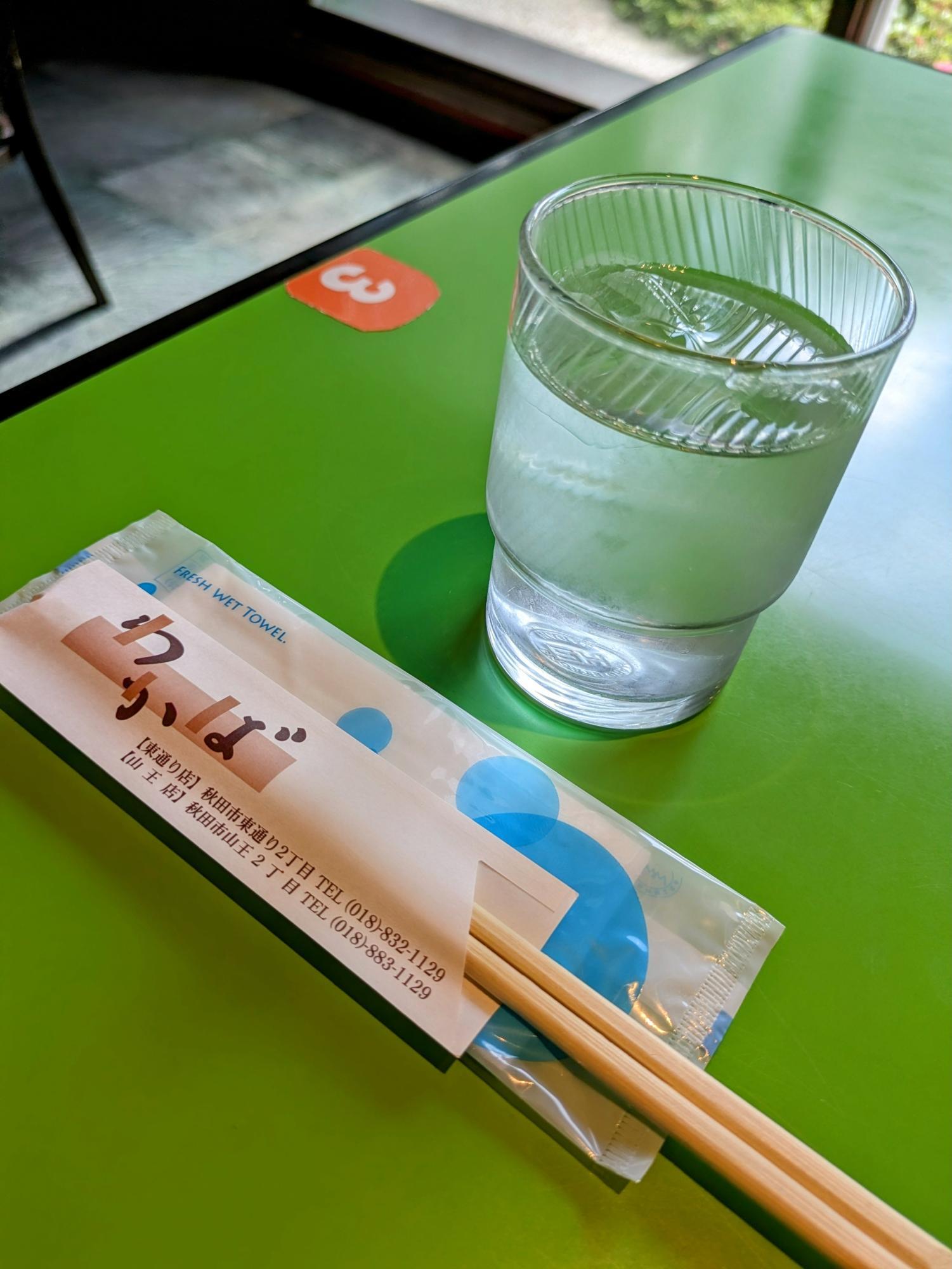 みどり色の爽やかなテーブル