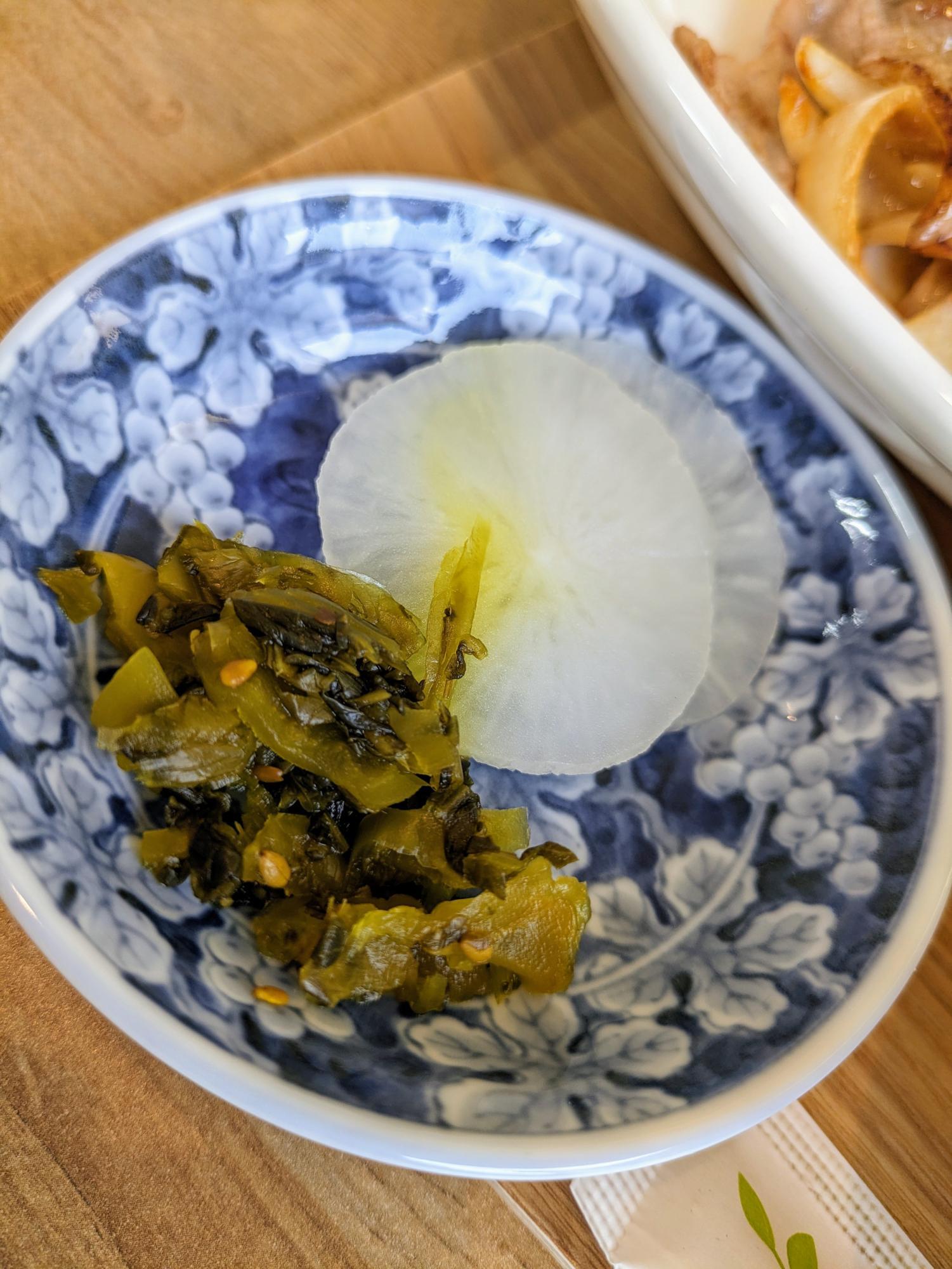 箸休めの漬物も美味い