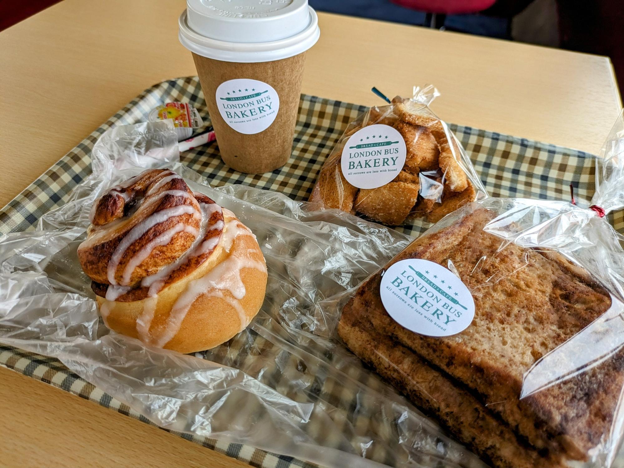美味しそうなパンとコーヒー