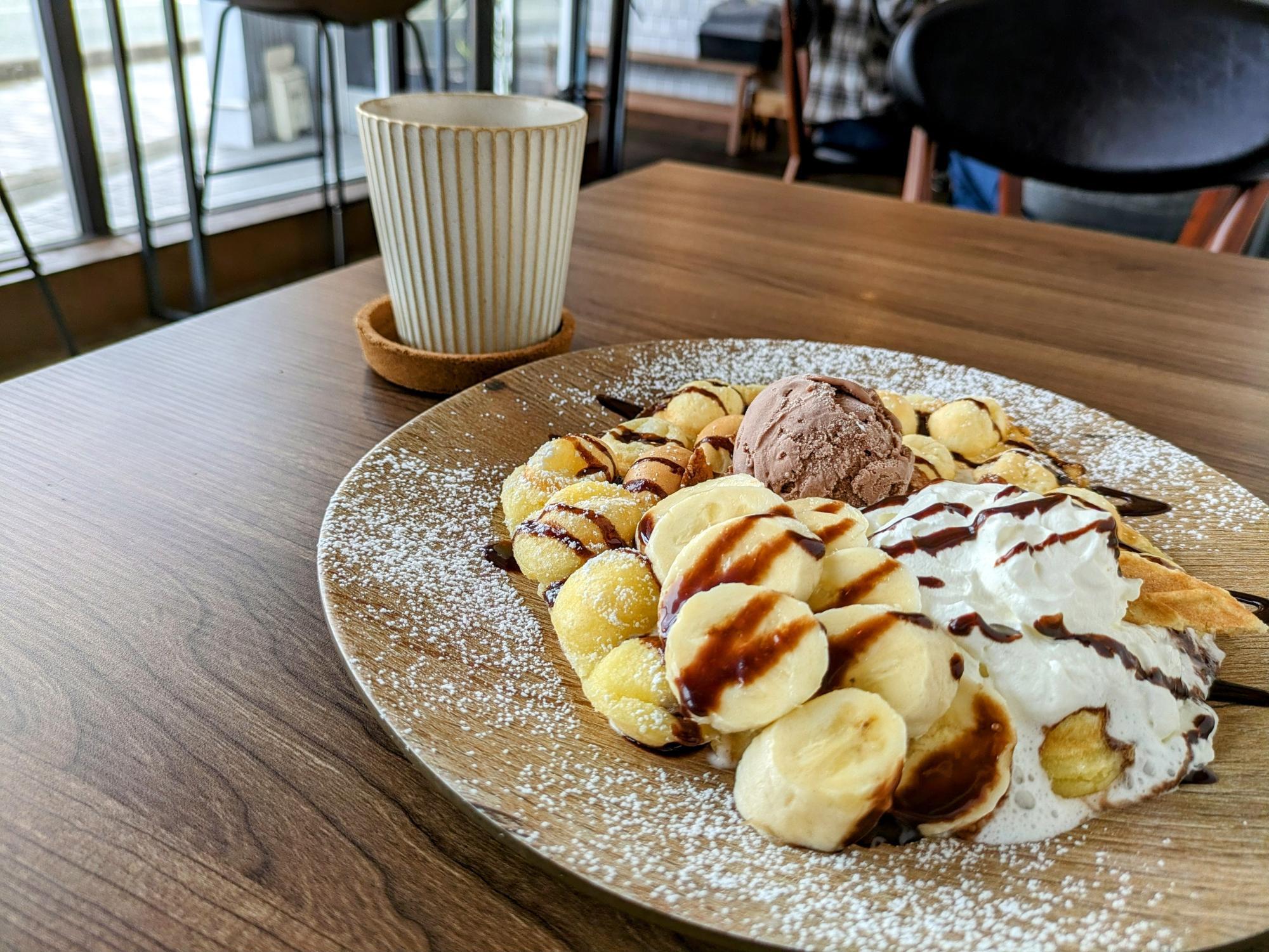 バナナとホイップとアイスが乗ってます